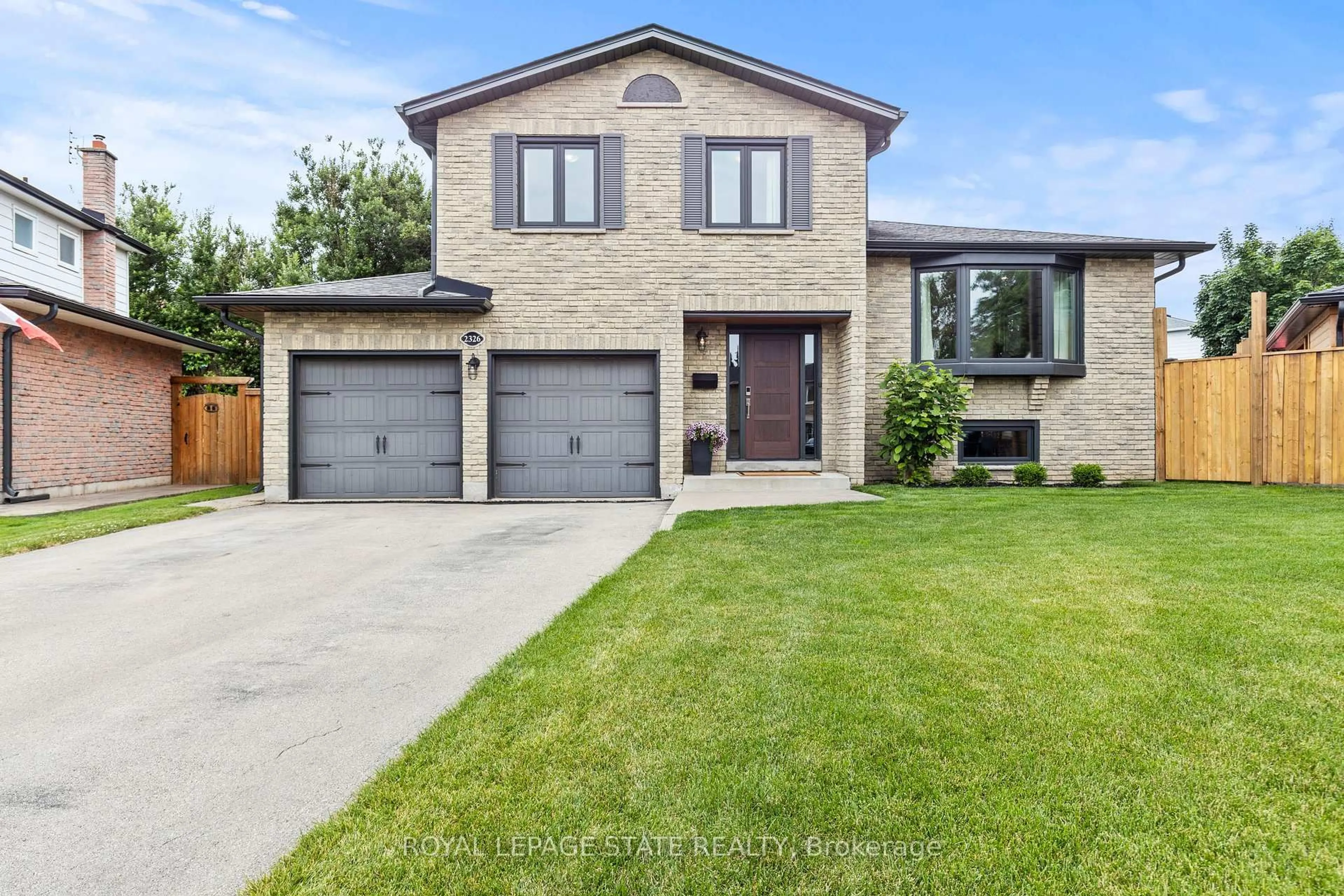 Home with brick exterior material, street for 2326 Tintagel Lane, Burlington Ontario L7P 4K4