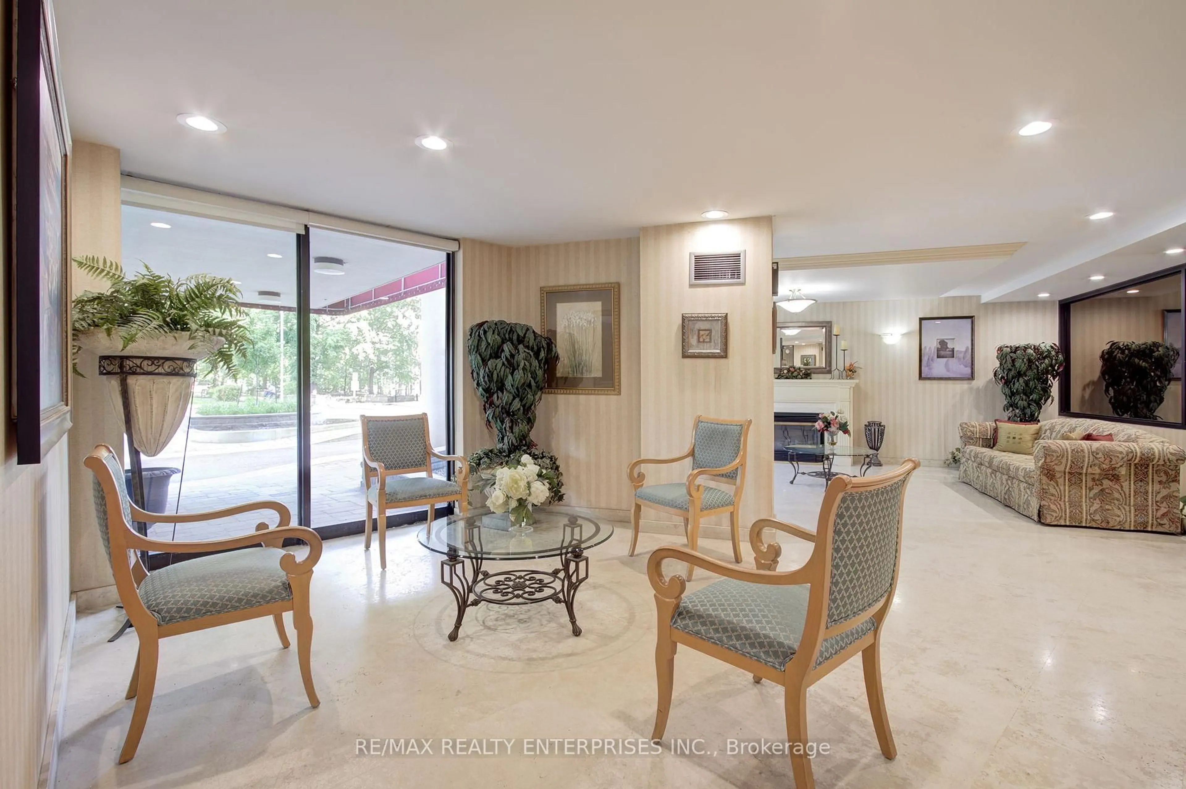 Indoor foyer for 3700 Kaneff Cres #SPH 11, Mississauga Ontario L5A 4B8