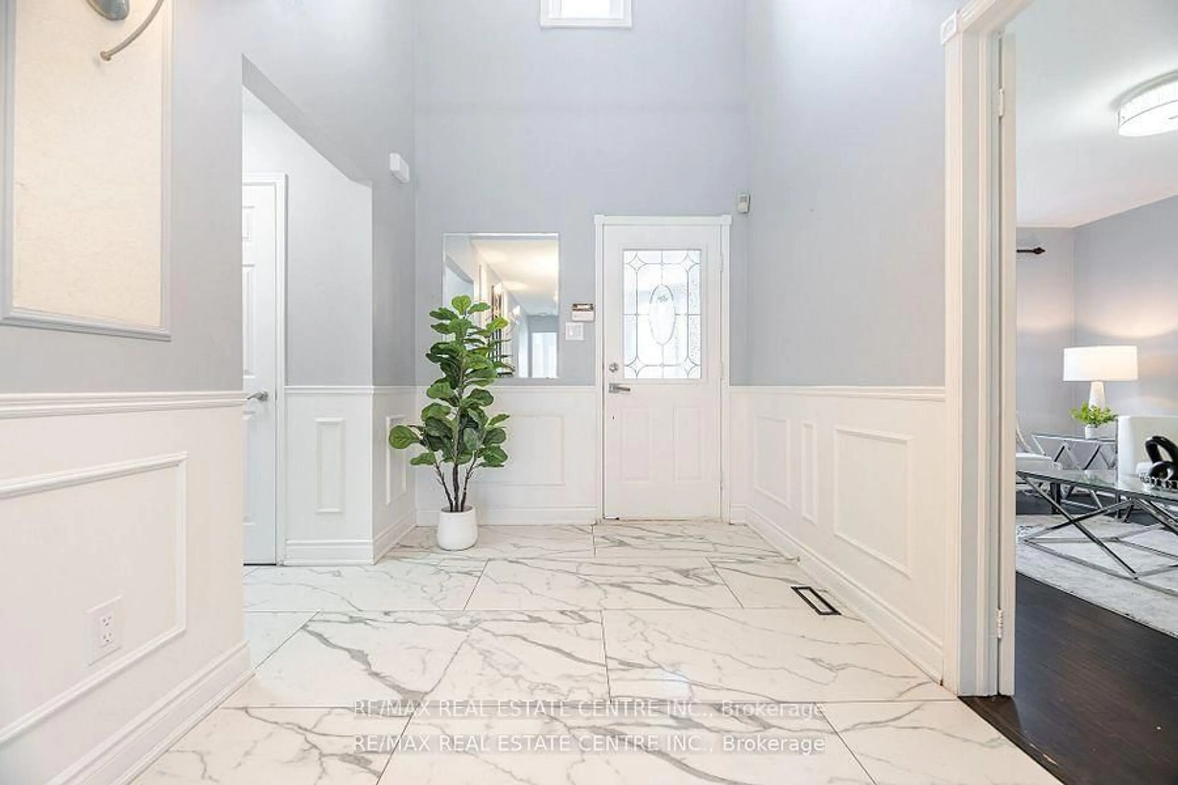 Indoor entryway for 43 Horsham St, Brampton Ontario L6X 3R4