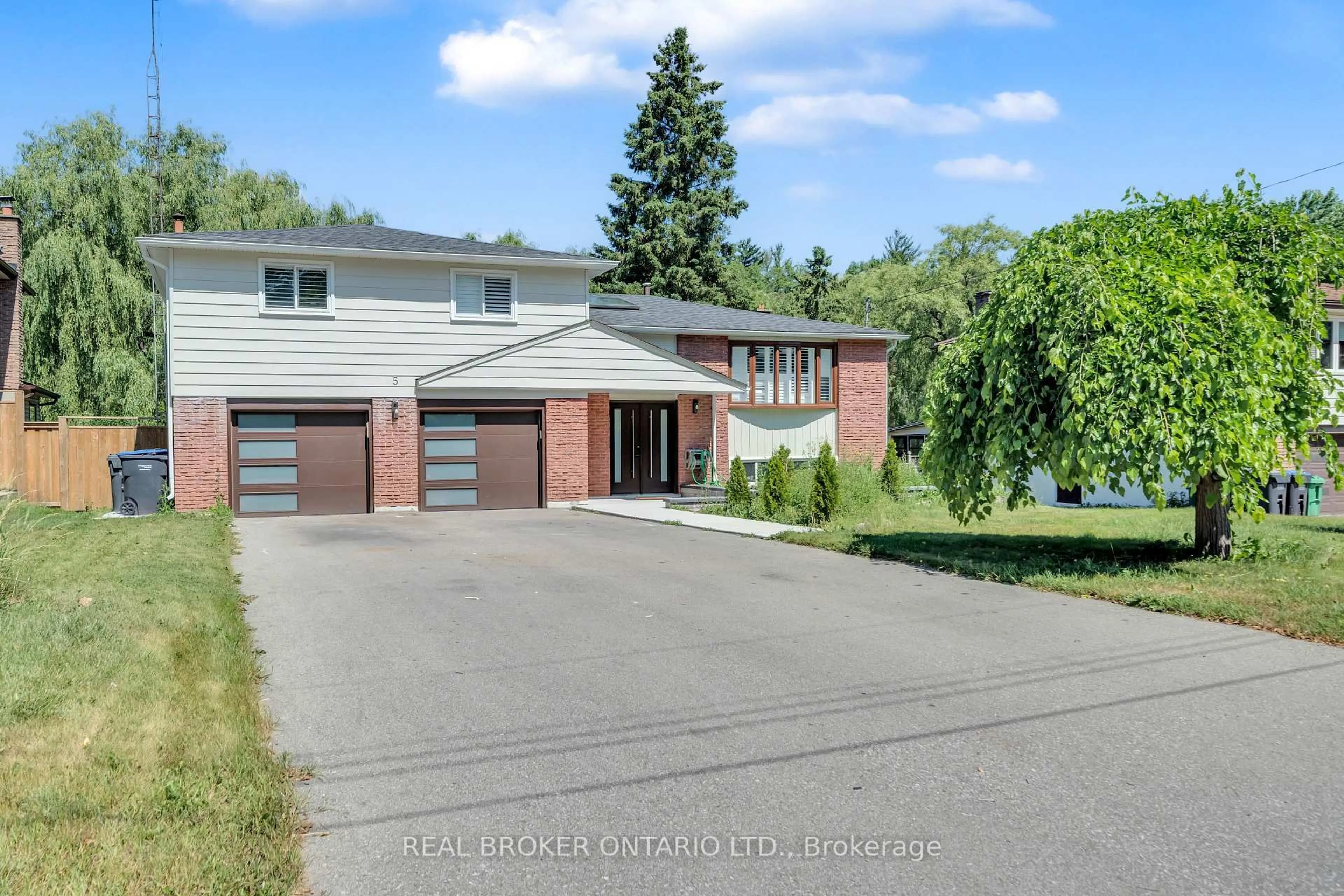 A pic from outside/outdoor area/front of a property/back of a property/a pic from drone, street for 5 Orsi Rd, Caledon Ontario L7C 1K9