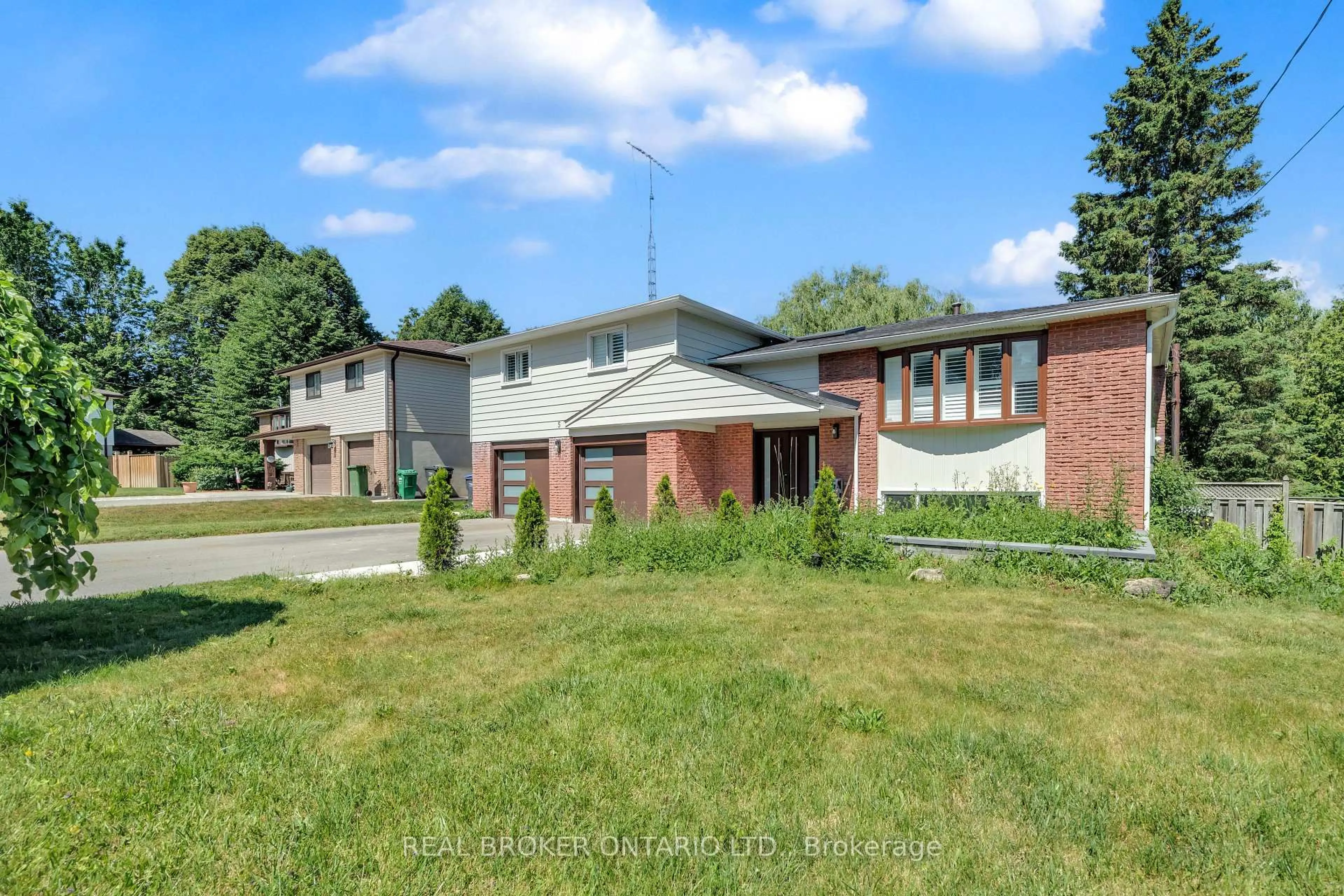 A pic from outside/outdoor area/front of a property/back of a property/a pic from drone, building for 5 Orsi Rd, Caledon Ontario L7C 1K9