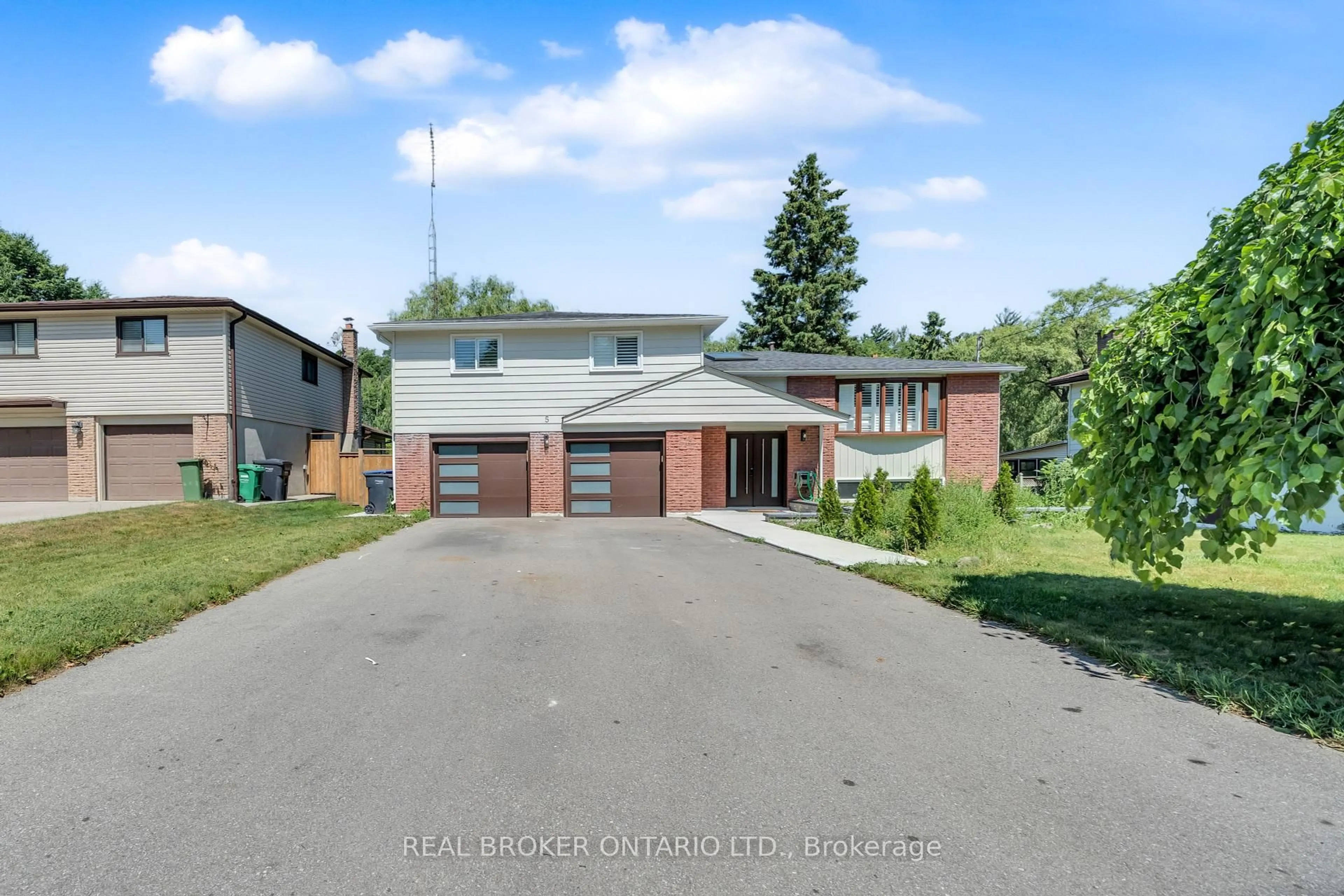 A pic from outside/outdoor area/front of a property/back of a property/a pic from drone, street for 5 Orsi Rd, Caledon Ontario L7C 1K9