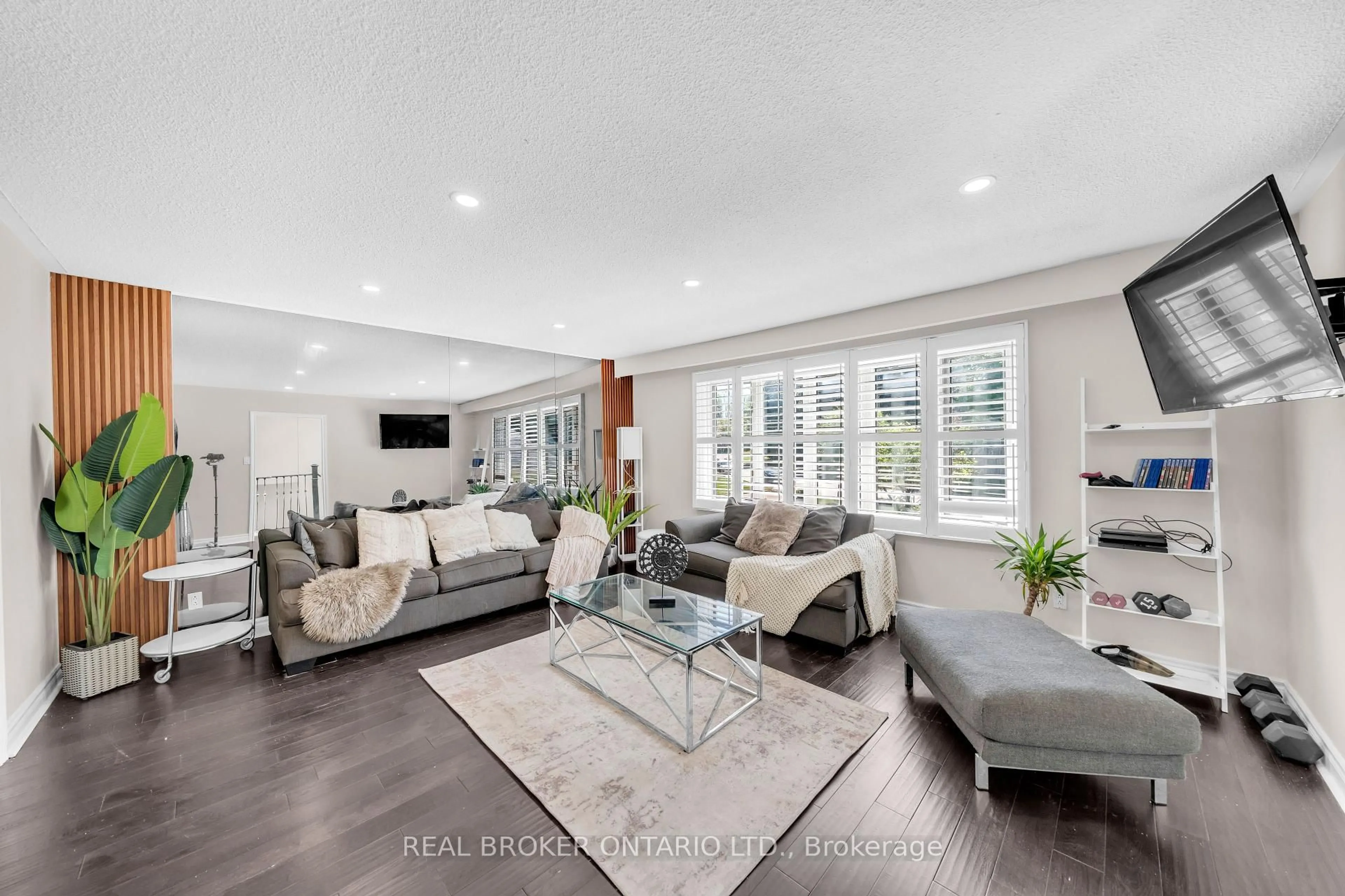 Living room with furniture, unknown for 5 Orsi Rd, Caledon Ontario L7C 1K9