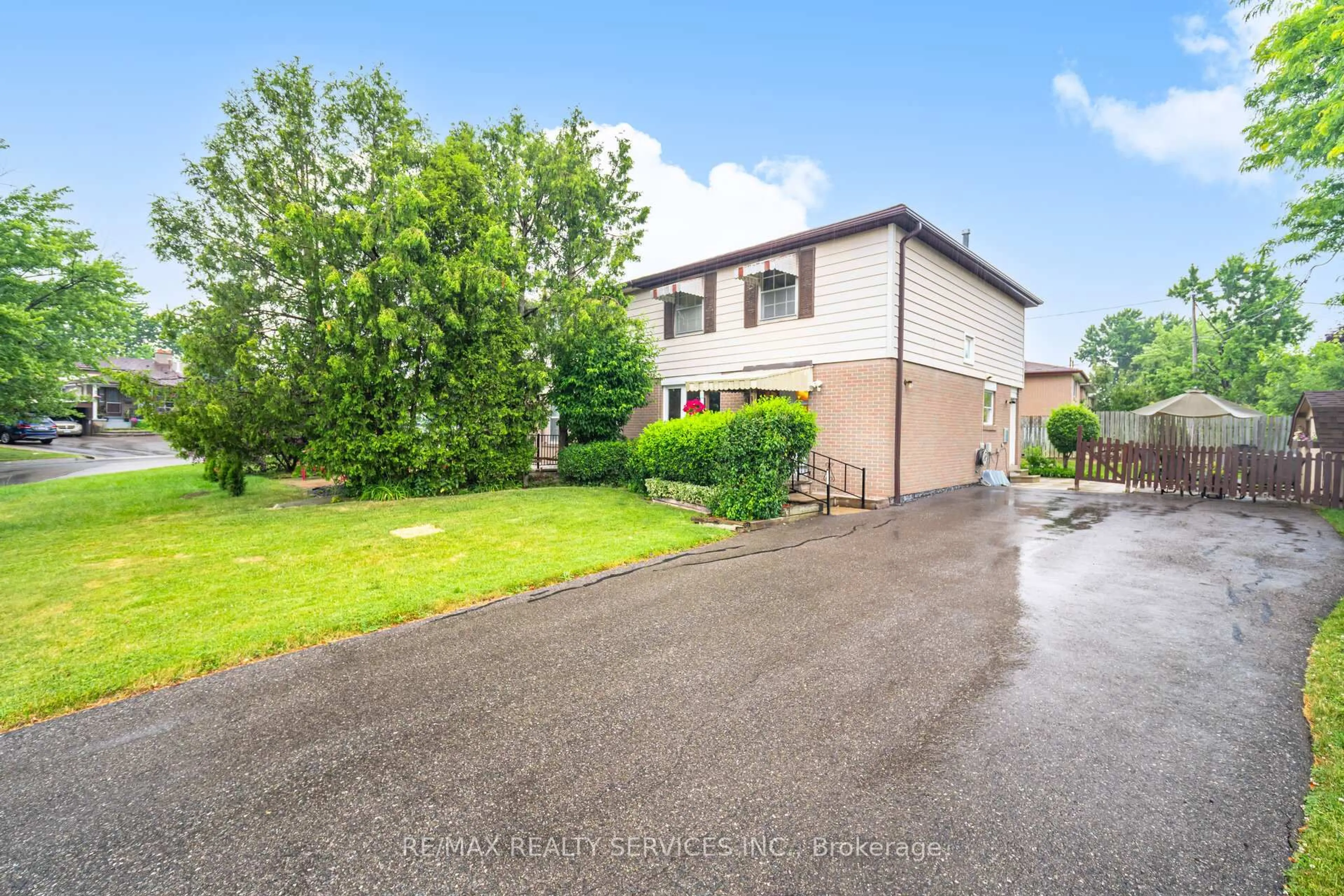 A pic from outside/outdoor area/front of a property/back of a property/a pic from drone, street for 5 Danesbury Cres, Brampton Ontario L6T 1T2