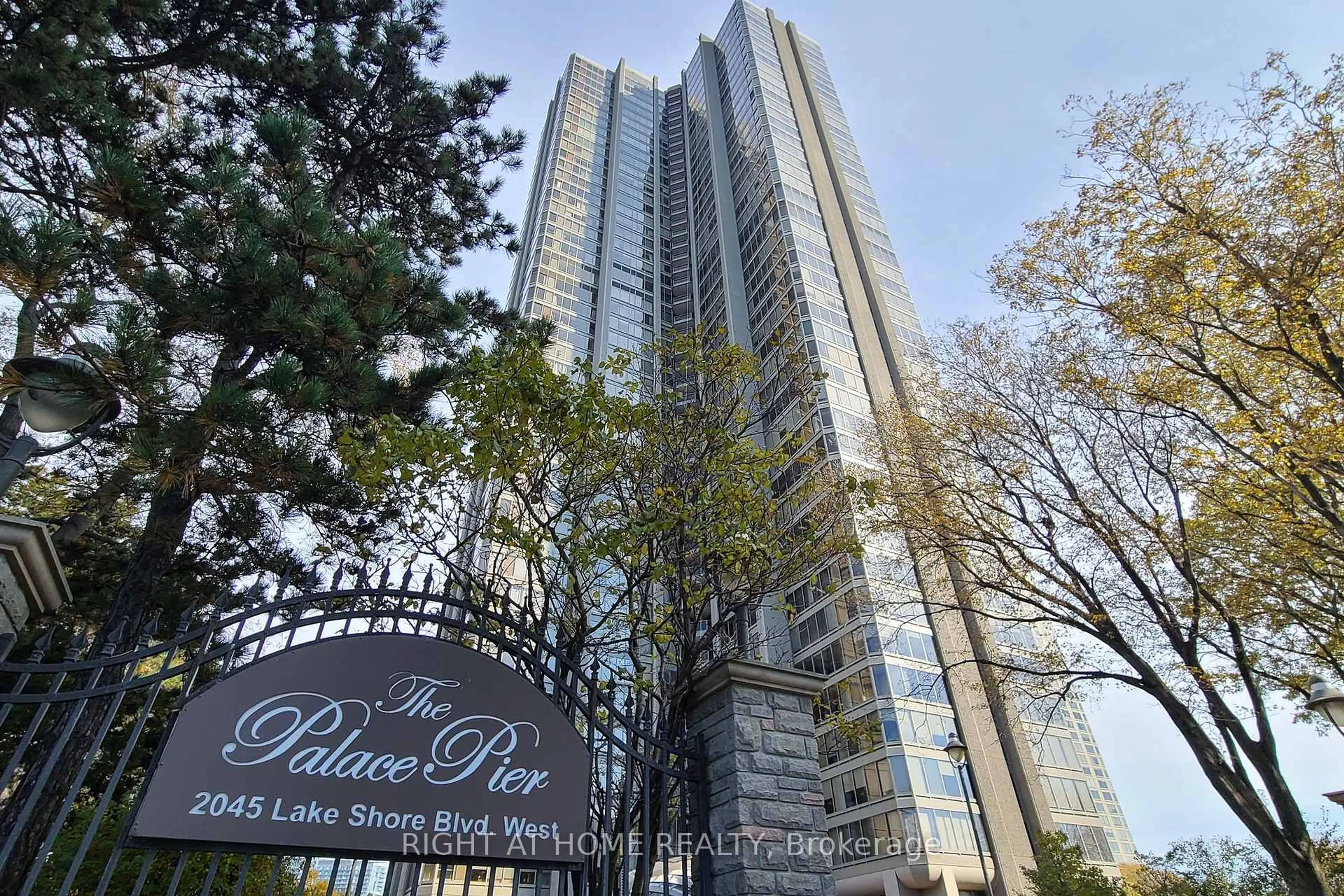Indoor foyer for 2045 Lake Shore Blvd #507, Toronto Ontario M8V 2Z6