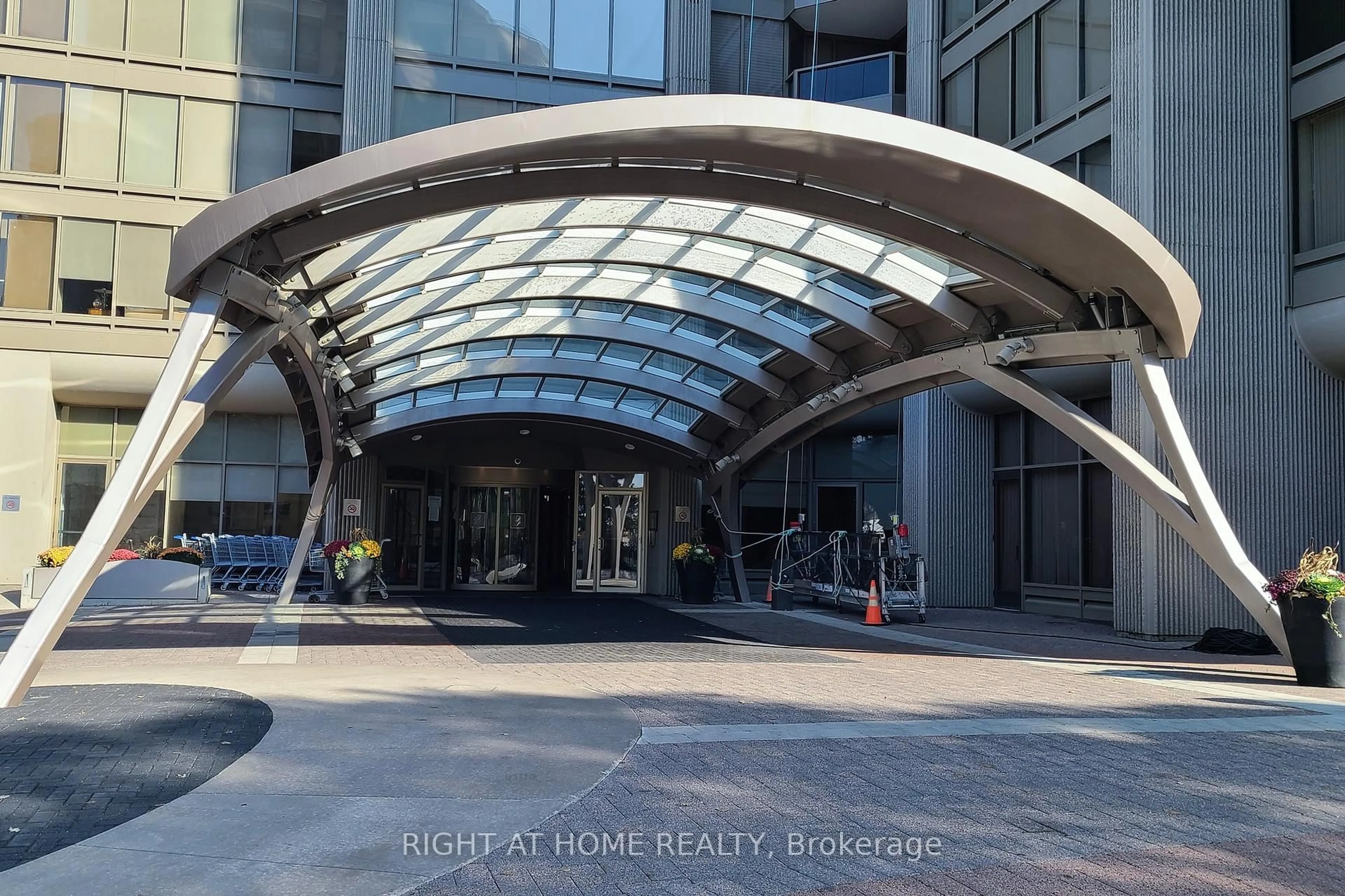 Indoor foyer for 2045 Lake Shore Blvd #507, Toronto Ontario M8V 2Z6