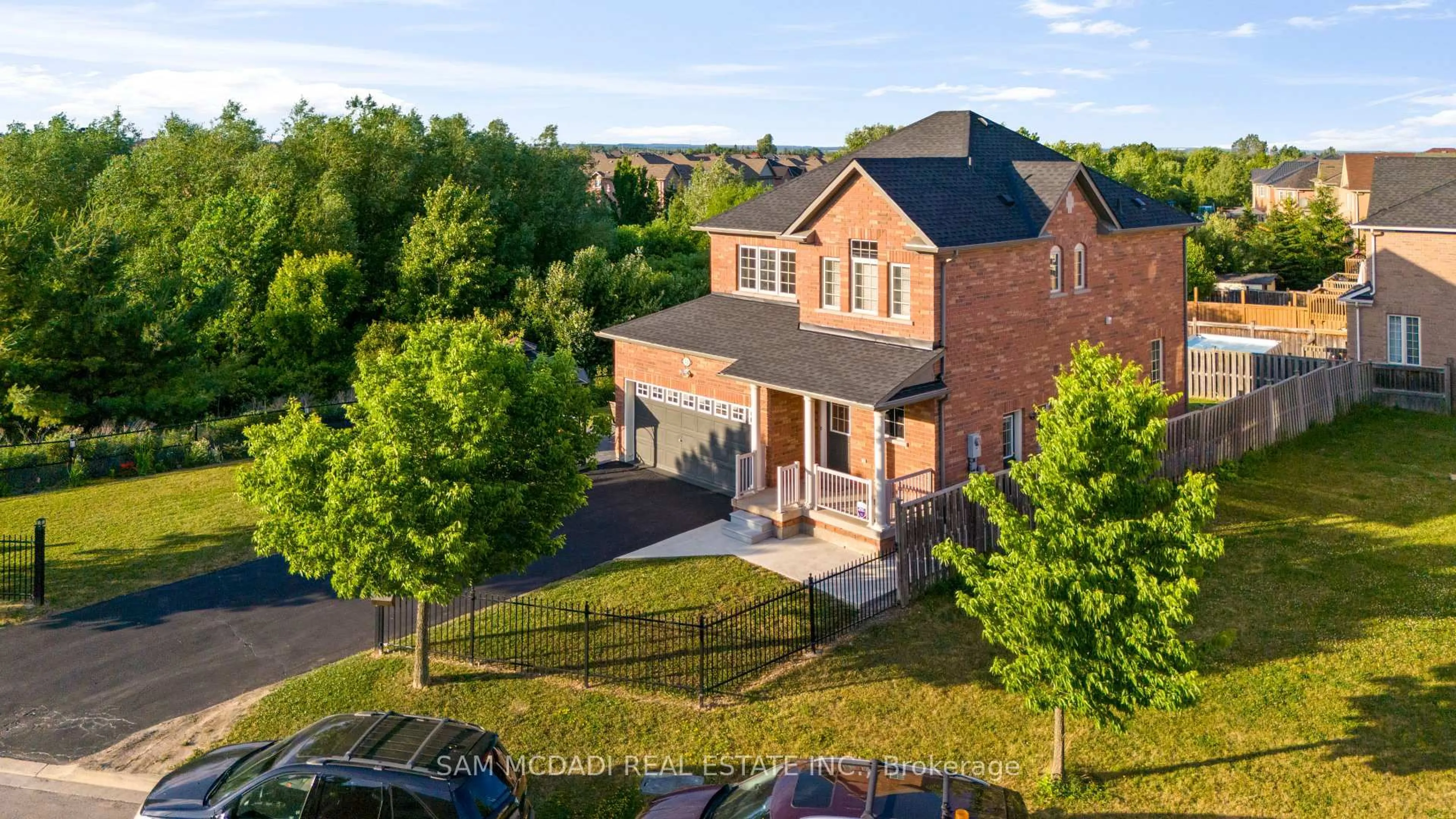 A pic from outside/outdoor area/front of a property/back of a property/a pic from drone, unknown for 140 Sled Dog Rd, Brampton Ontario L6R 0J4