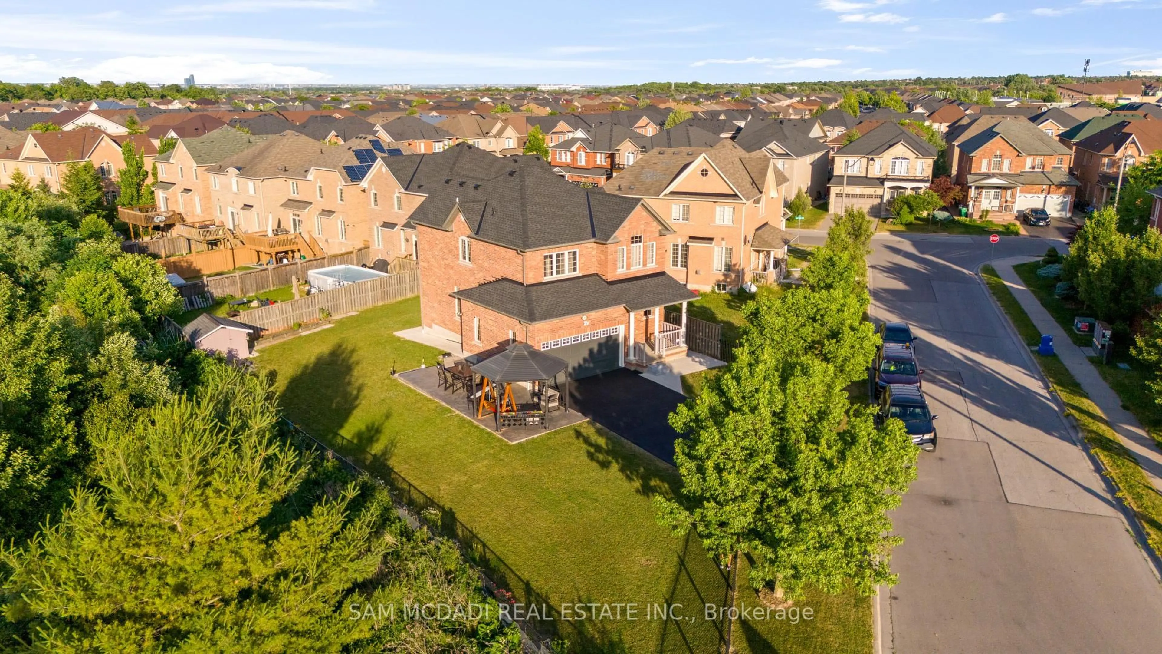 A pic from outside/outdoor area/front of a property/back of a property/a pic from drone, unknown for 140 Sled Dog Rd, Brampton Ontario L6R 0J4