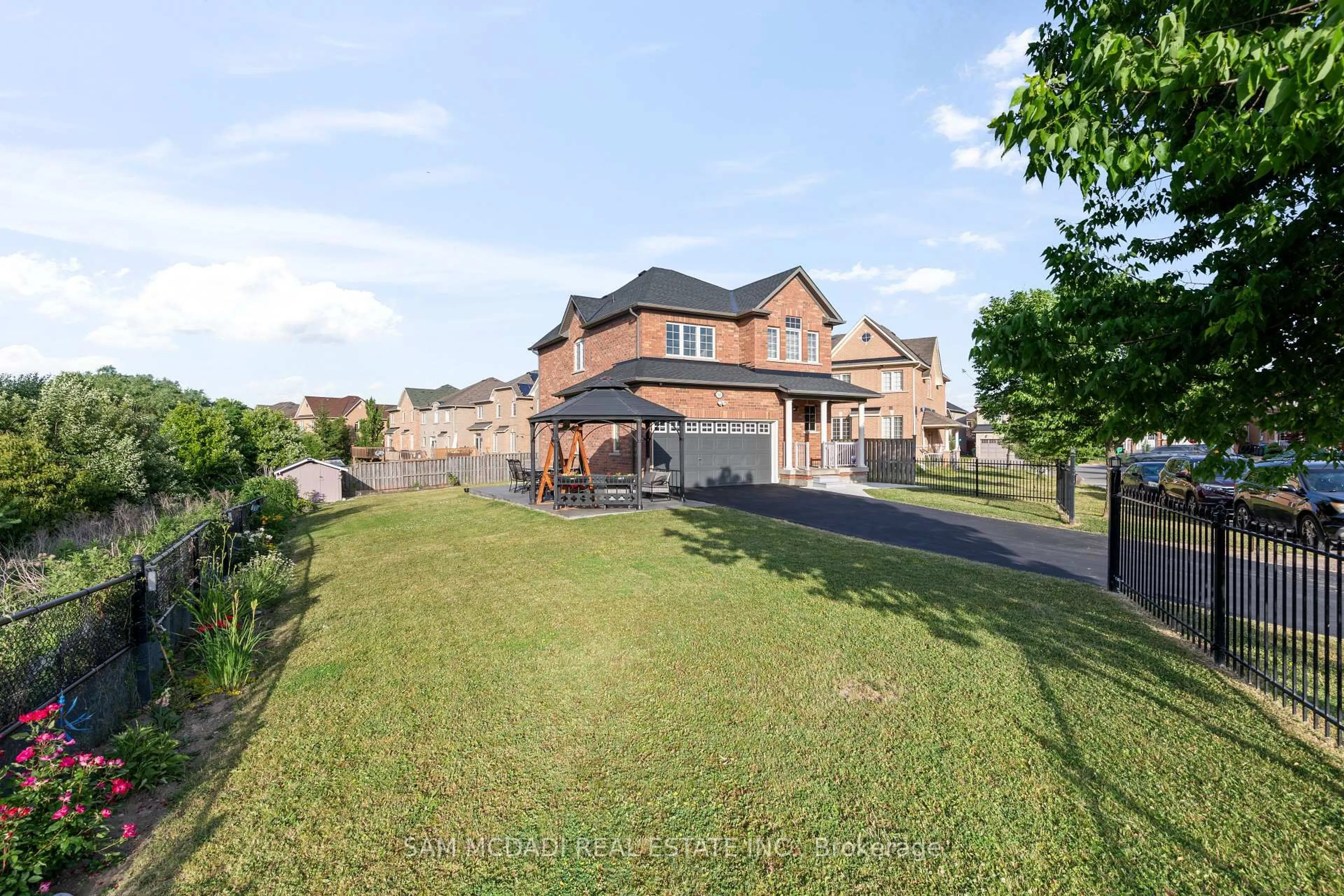 A pic from outside/outdoor area/front of a property/back of a property/a pic from drone, unknown for 140 Sled Dog Rd, Brampton Ontario L6R 0J4