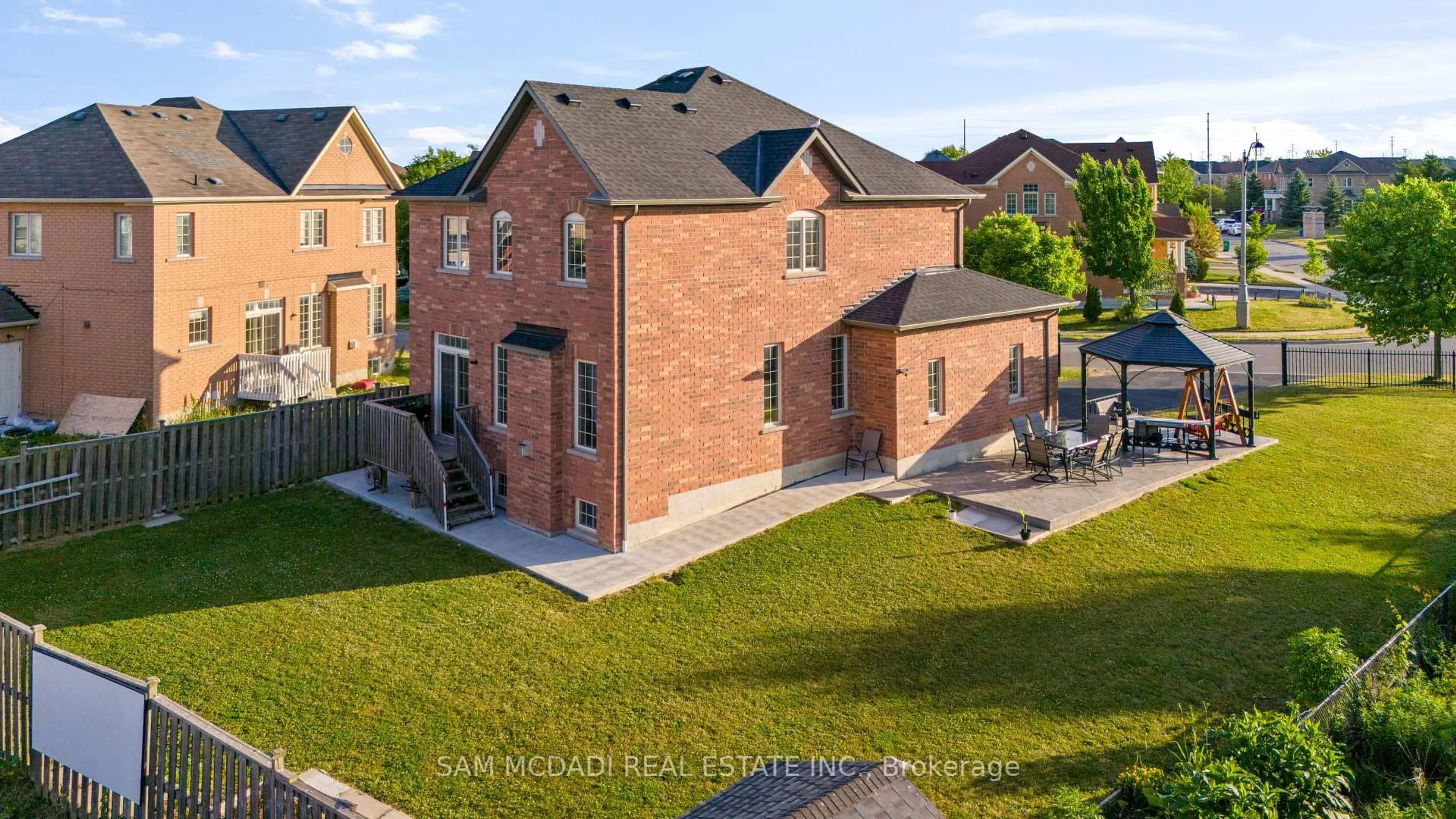 A pic from outside/outdoor area/front of a property/back of a property/a pic from drone, unknown for 140 Sled Dog Rd, Brampton Ontario L6R 0J4