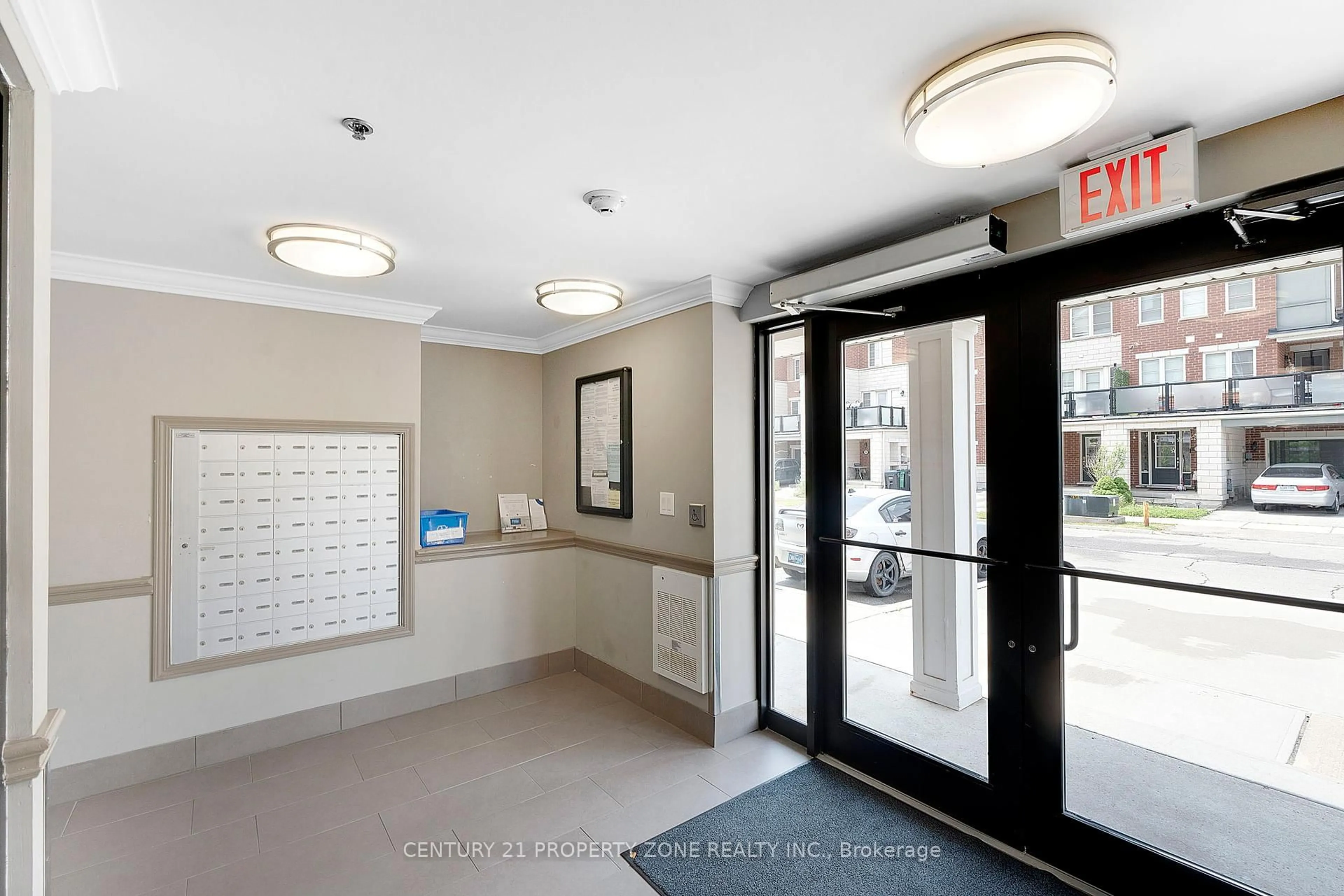 Indoor foyer for 70 Baycliffe Cres #412, Brampton Ontario L7A 0Z5