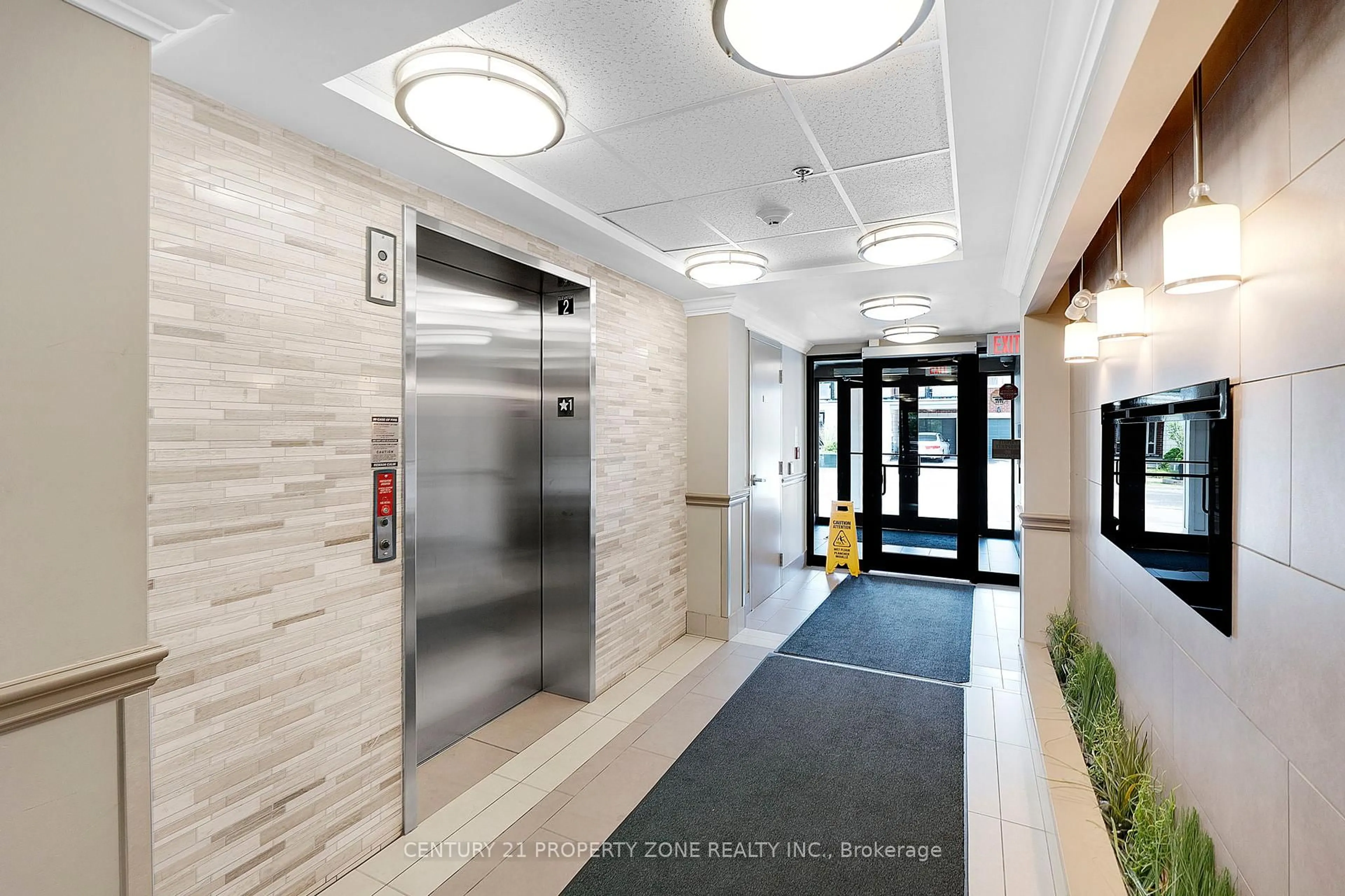 Indoor foyer for 70 Baycliffe Cres #412, Brampton Ontario L7A 0Z5