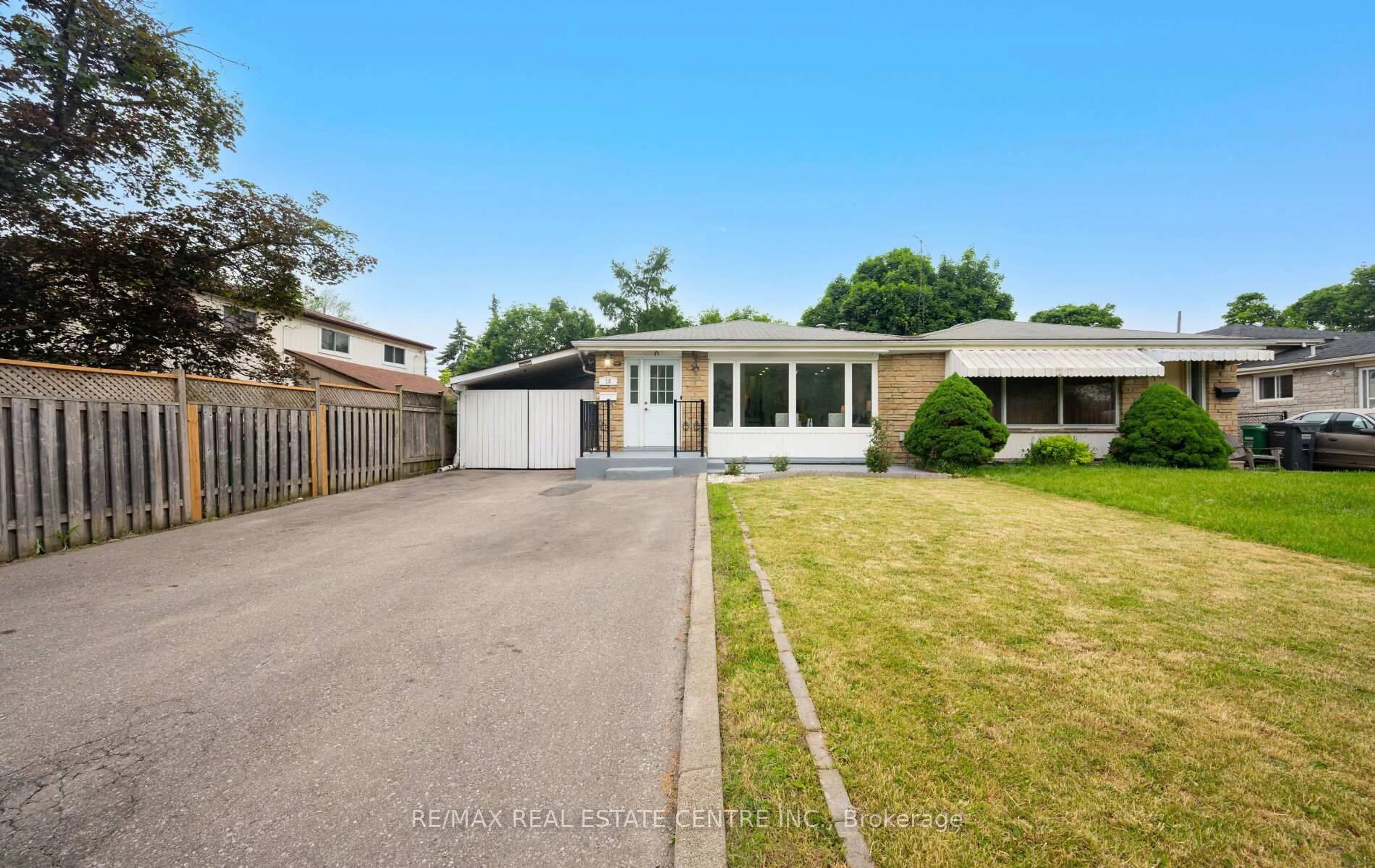 A pic from outside/outdoor area/front of a property/back of a property/a pic from drone, street for 18 Dearbourne Blvd, Brampton Ontario L6T 1J6