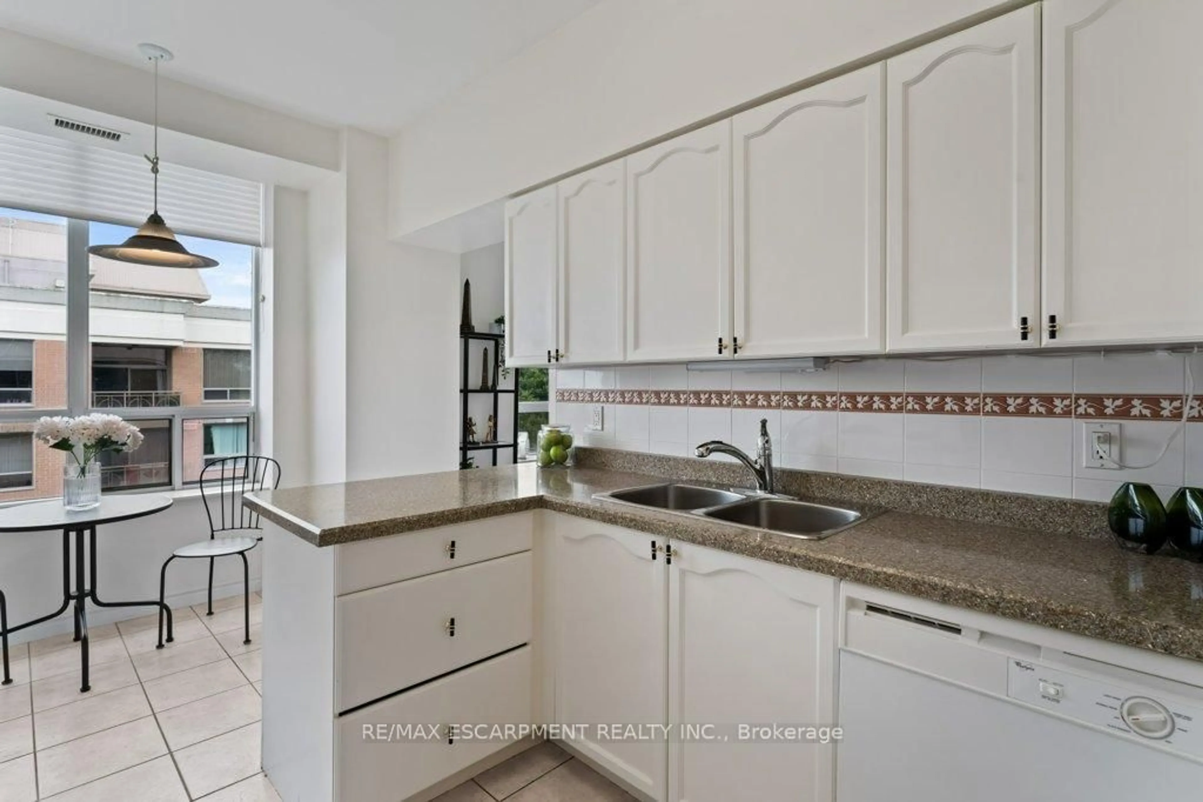 Standard kitchen, ceramic/tile floor for 100 Burloak Dr #2511, Burlington Ontario L7L 6P6