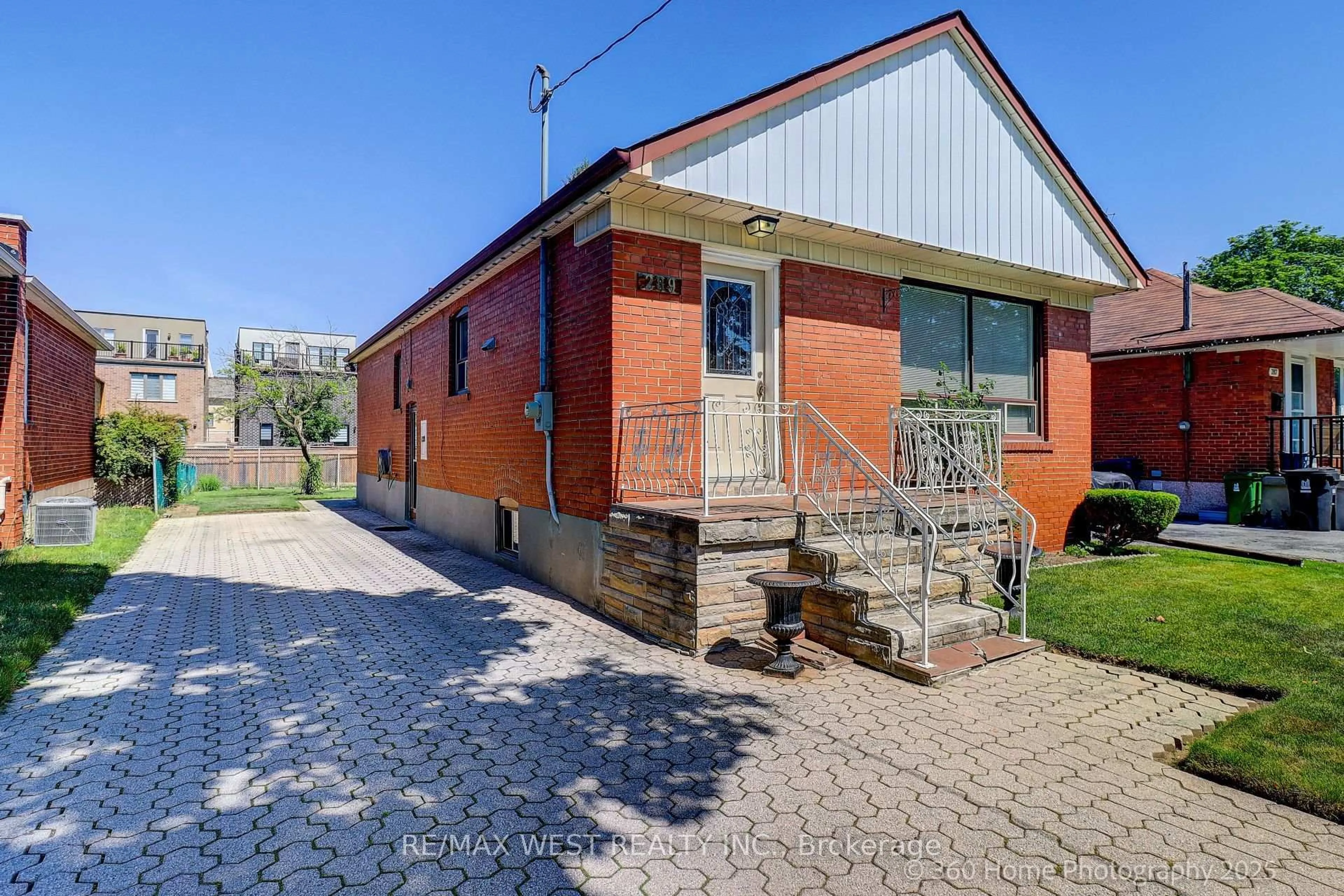 Home with brick exterior material, building for 289 Thirtieth St, Toronto Ontario M8W 3E4