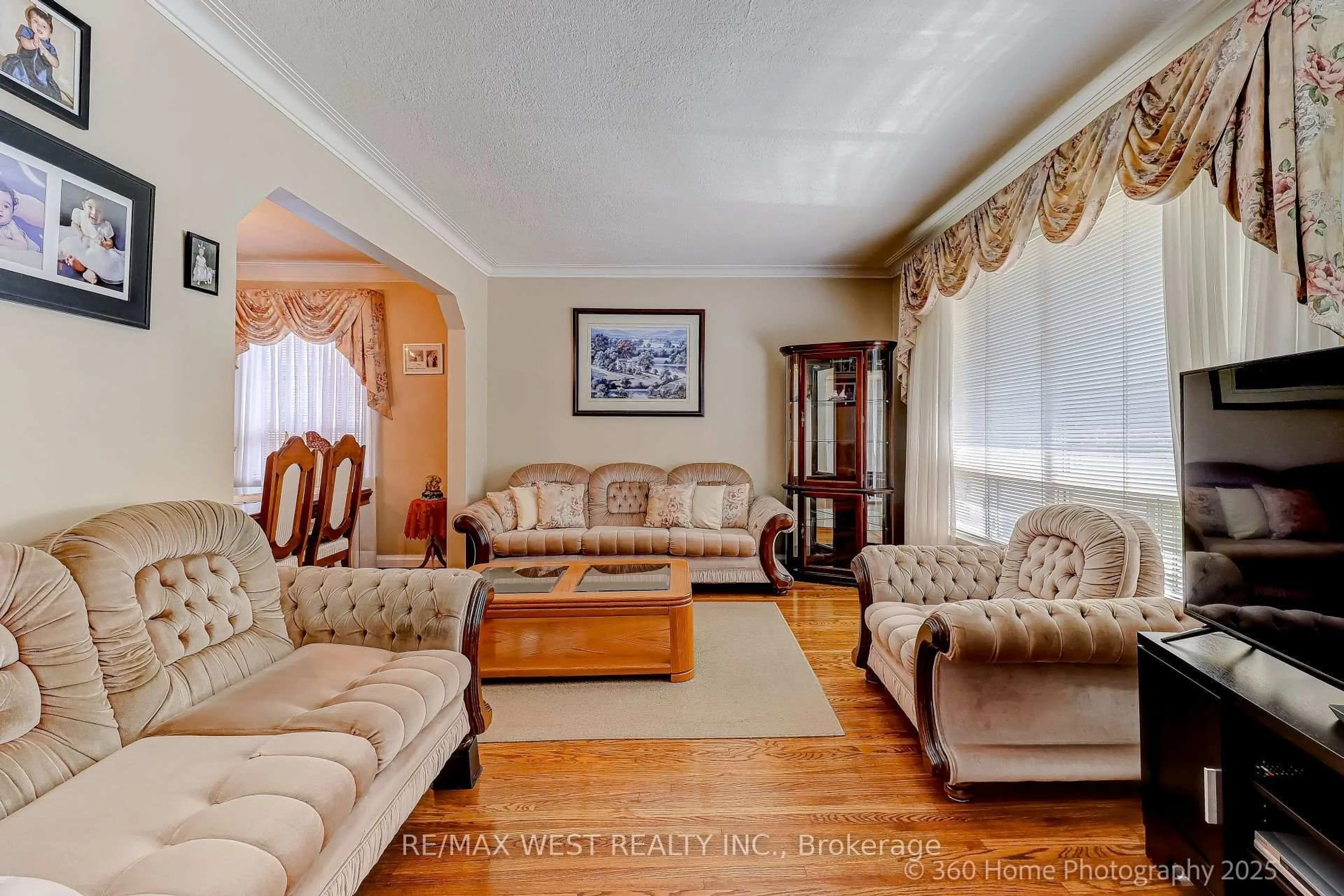 Living room with furniture, unknown for 289 Thirtieth St, Toronto Ontario M8W 3E4