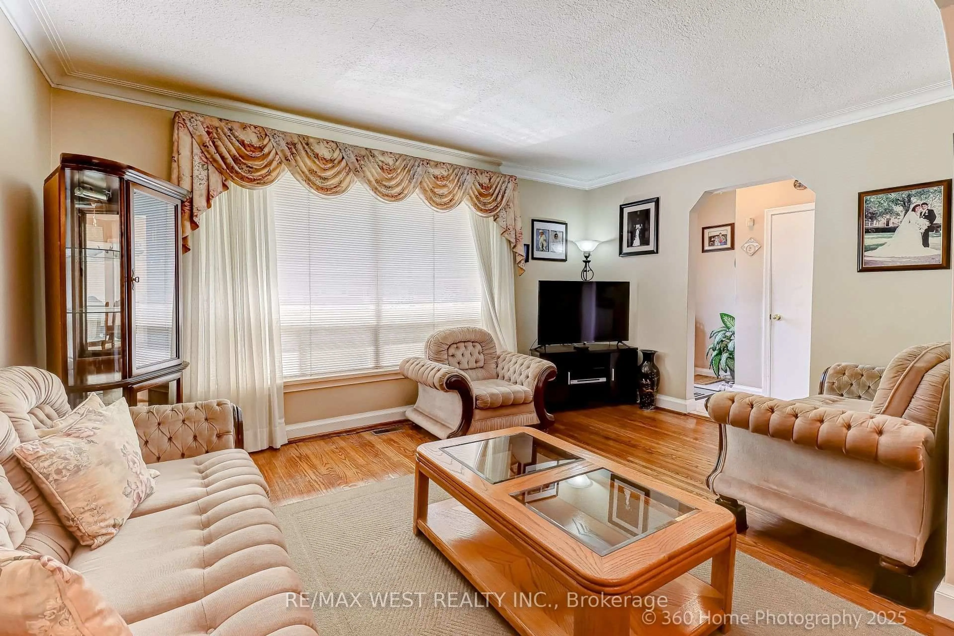 Living room with furniture, wood/laminate floor for 289 Thirtieth St, Toronto Ontario M8W 3E4