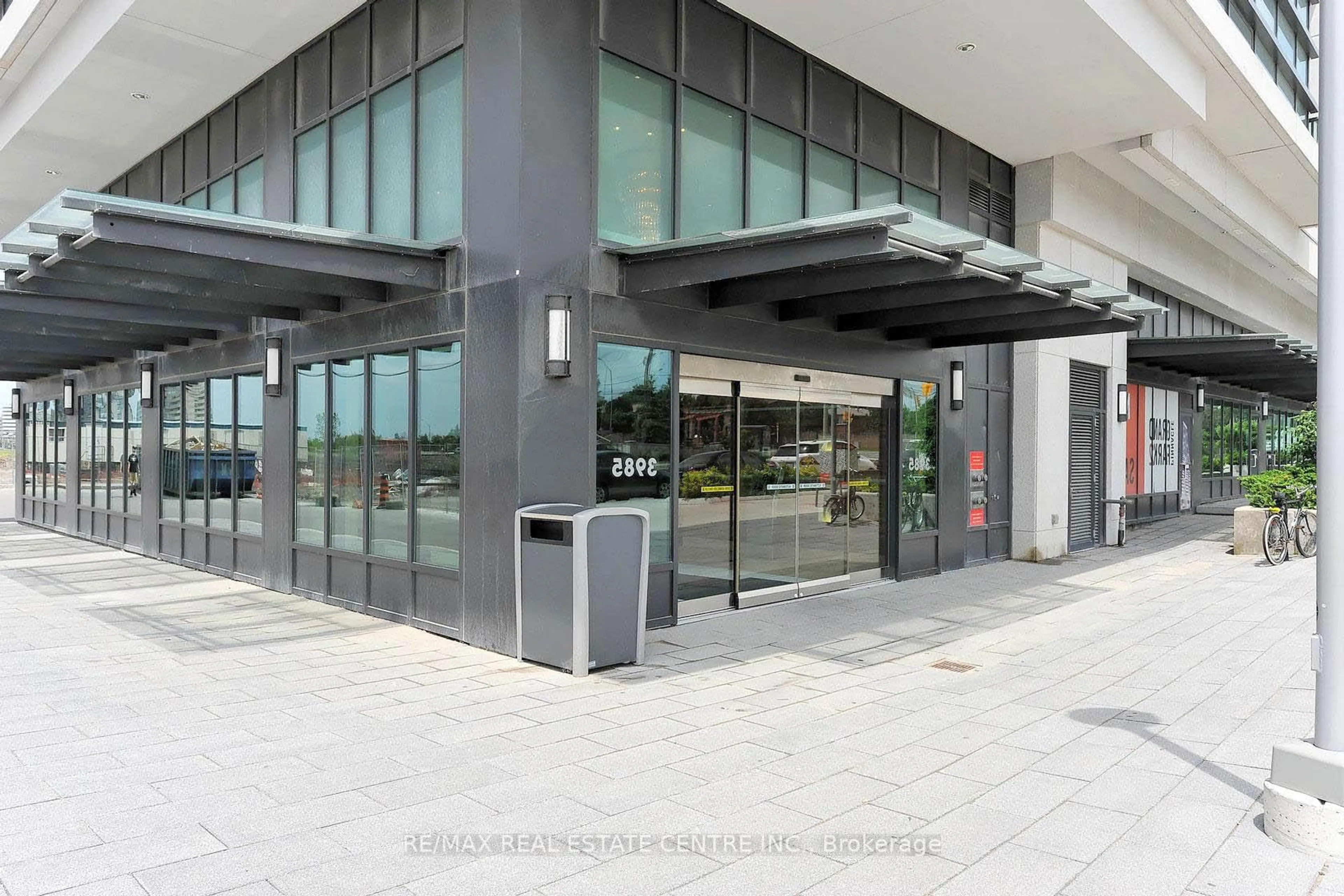 Indoor foyer for 3985 Grand Park Dr #1412, Mississauga Ontario L5B 0H8