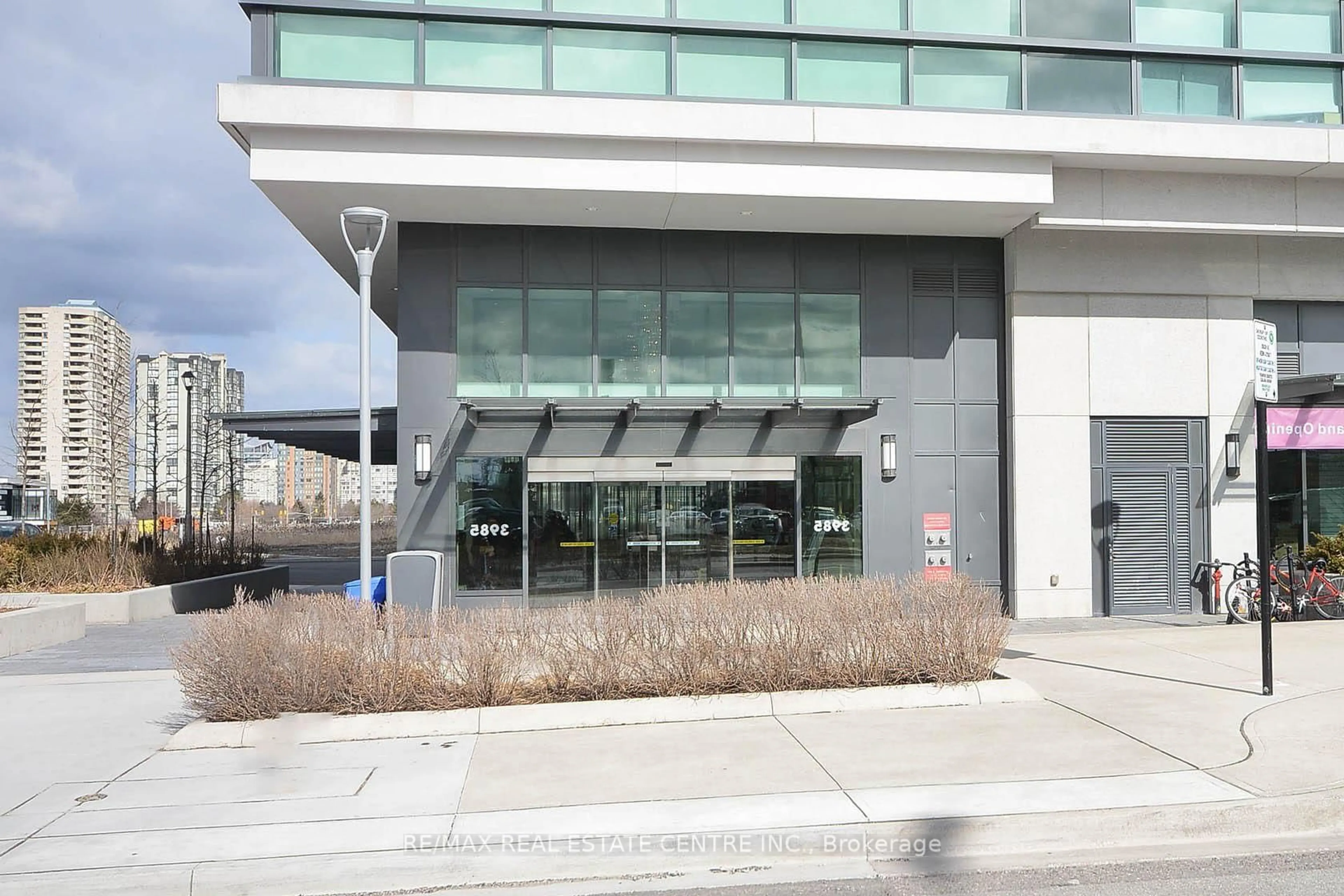 Indoor foyer for 3985 Grand Park Dr #1412, Mississauga Ontario L5B 0H8
