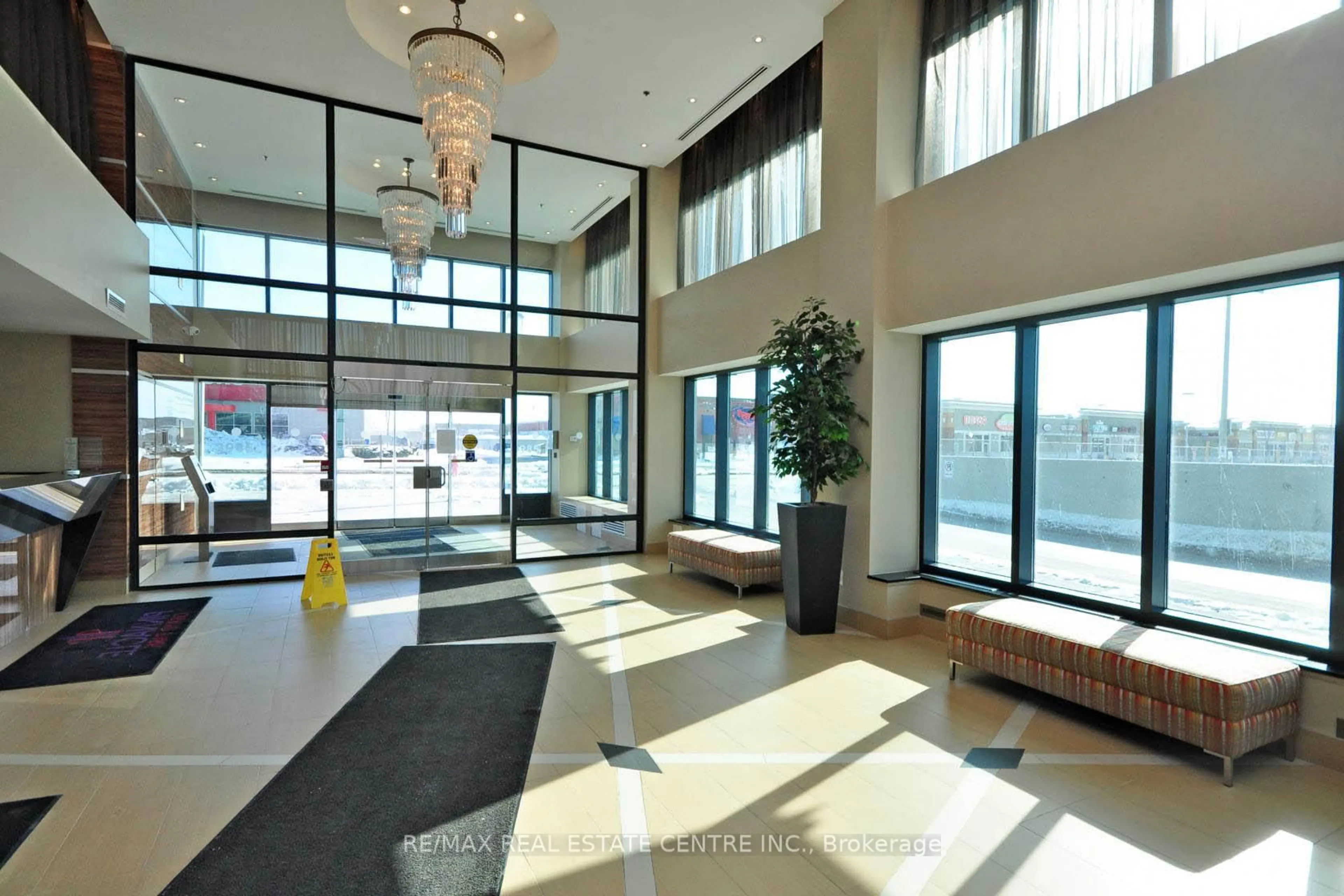 Indoor foyer for 3985 Grand Park Dr #1412, Mississauga Ontario L5B 0H8