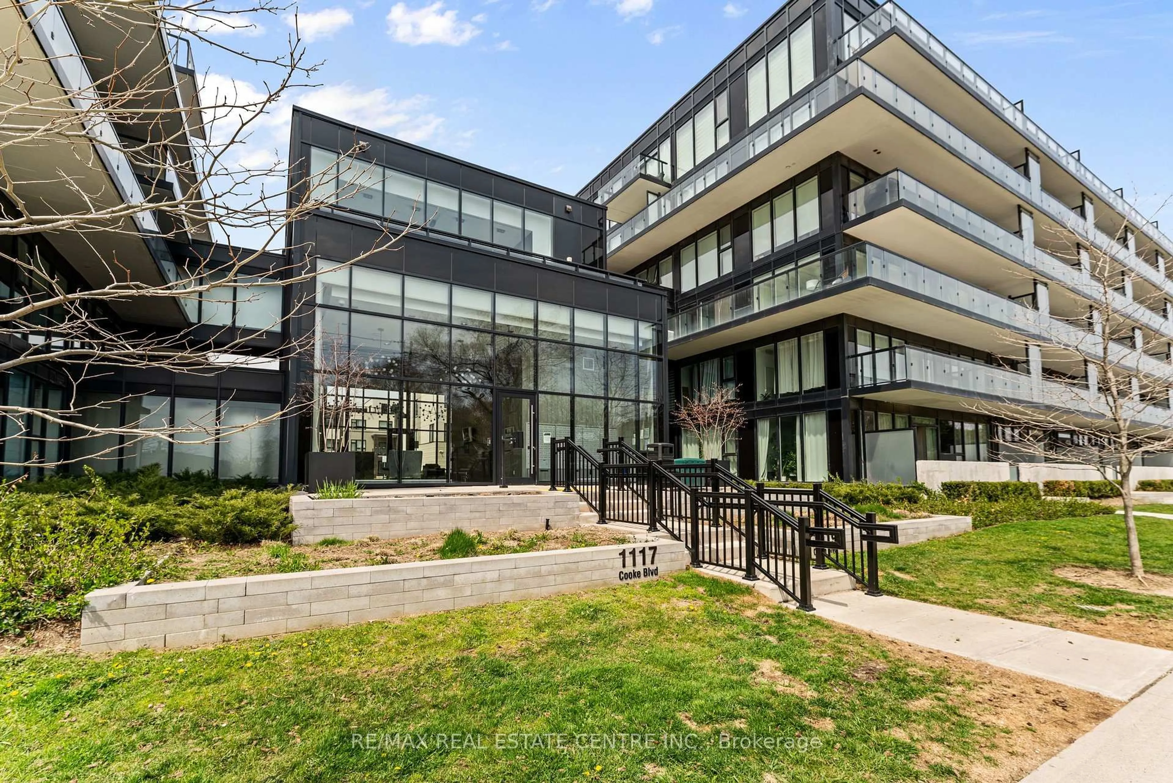 Indoor foyer for 1117 Cooke Blvd #A311, Burlington Ontario L7T 0C6