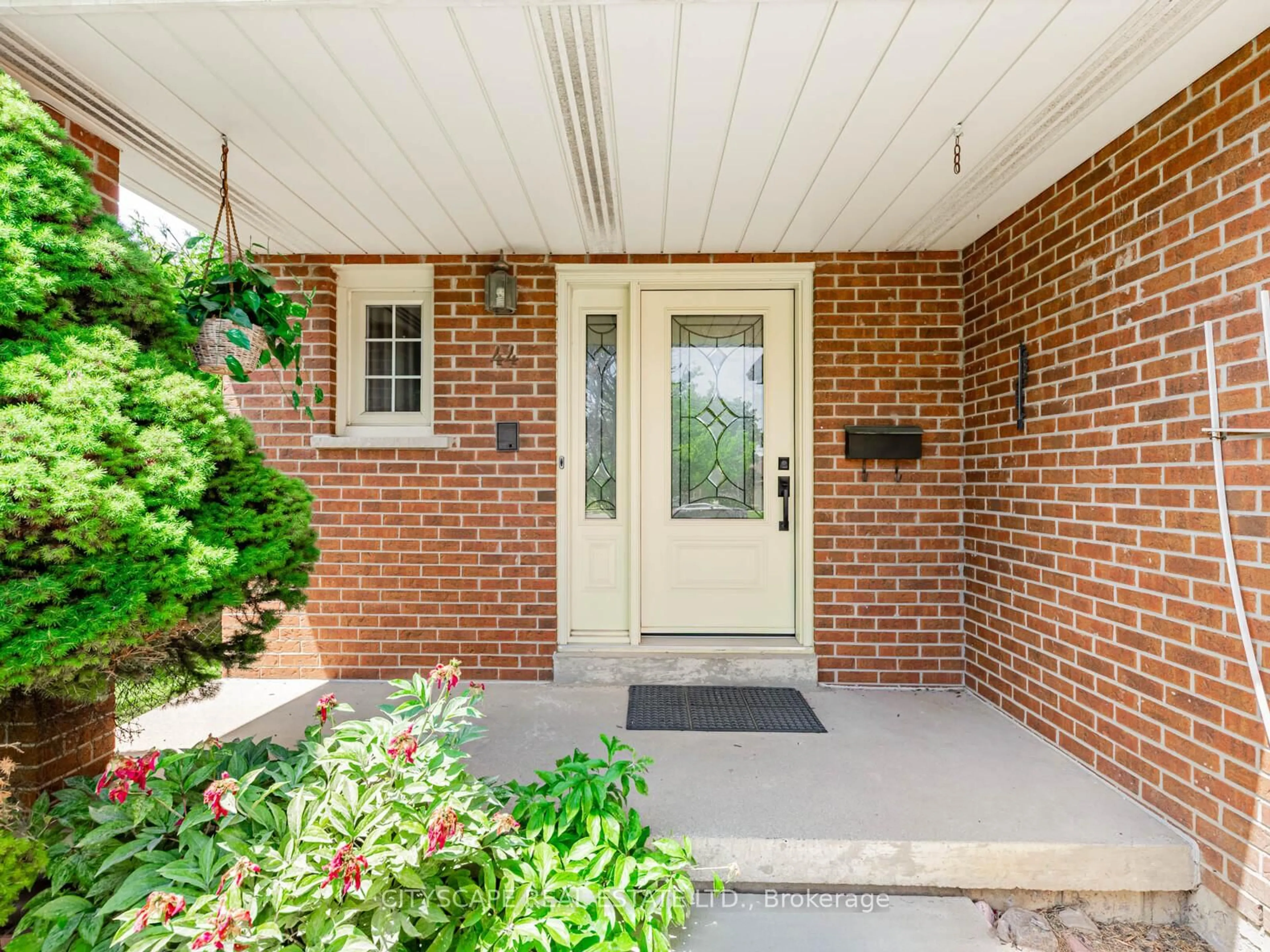 Indoor entryway for 44 Pottery Cres, Brampton Ontario L6S 3S3