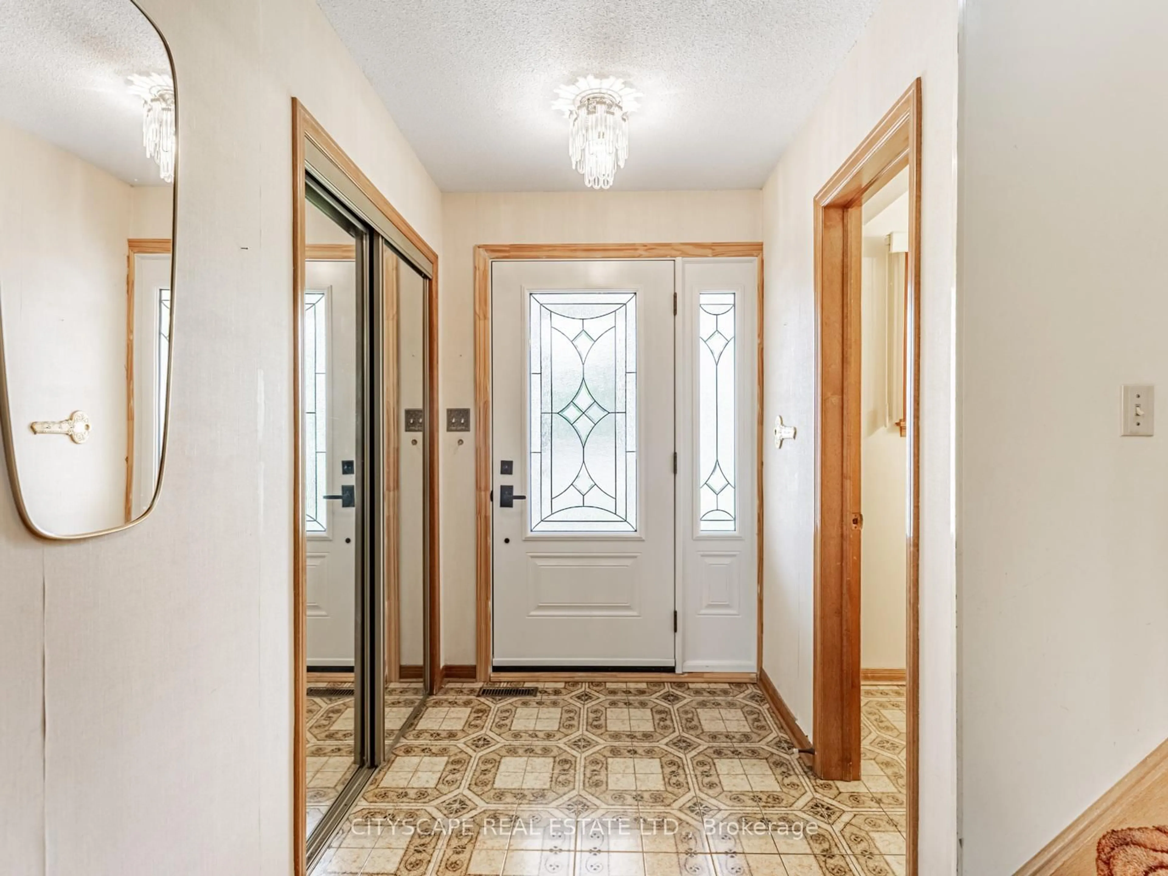 Indoor entryway for 44 Pottery Cres, Brampton Ontario L6S 3S3