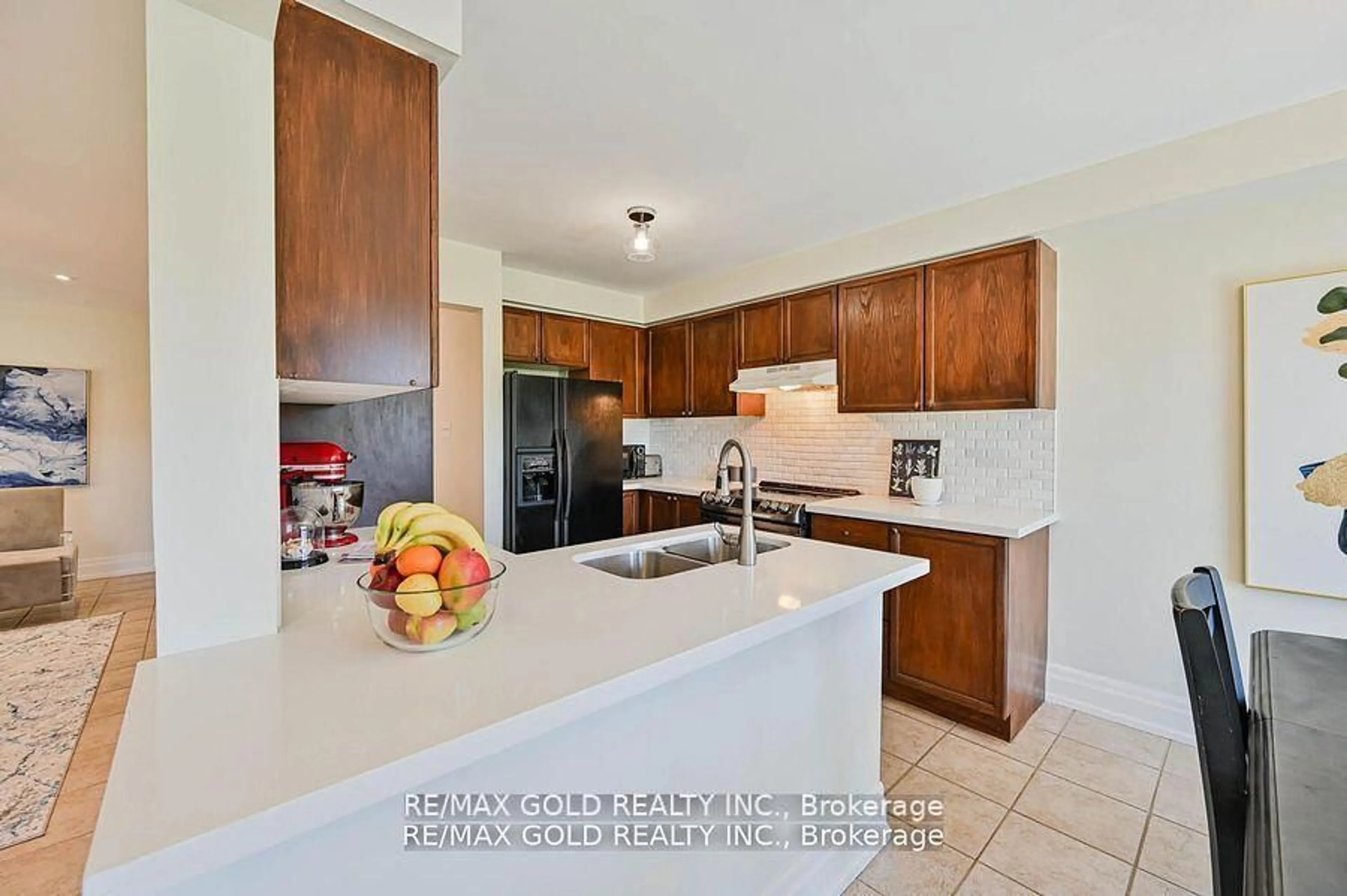 Open concept kitchen, ceramic/tile floor for 8 Willow Park Dr, Brampton Ontario L6R 2M9