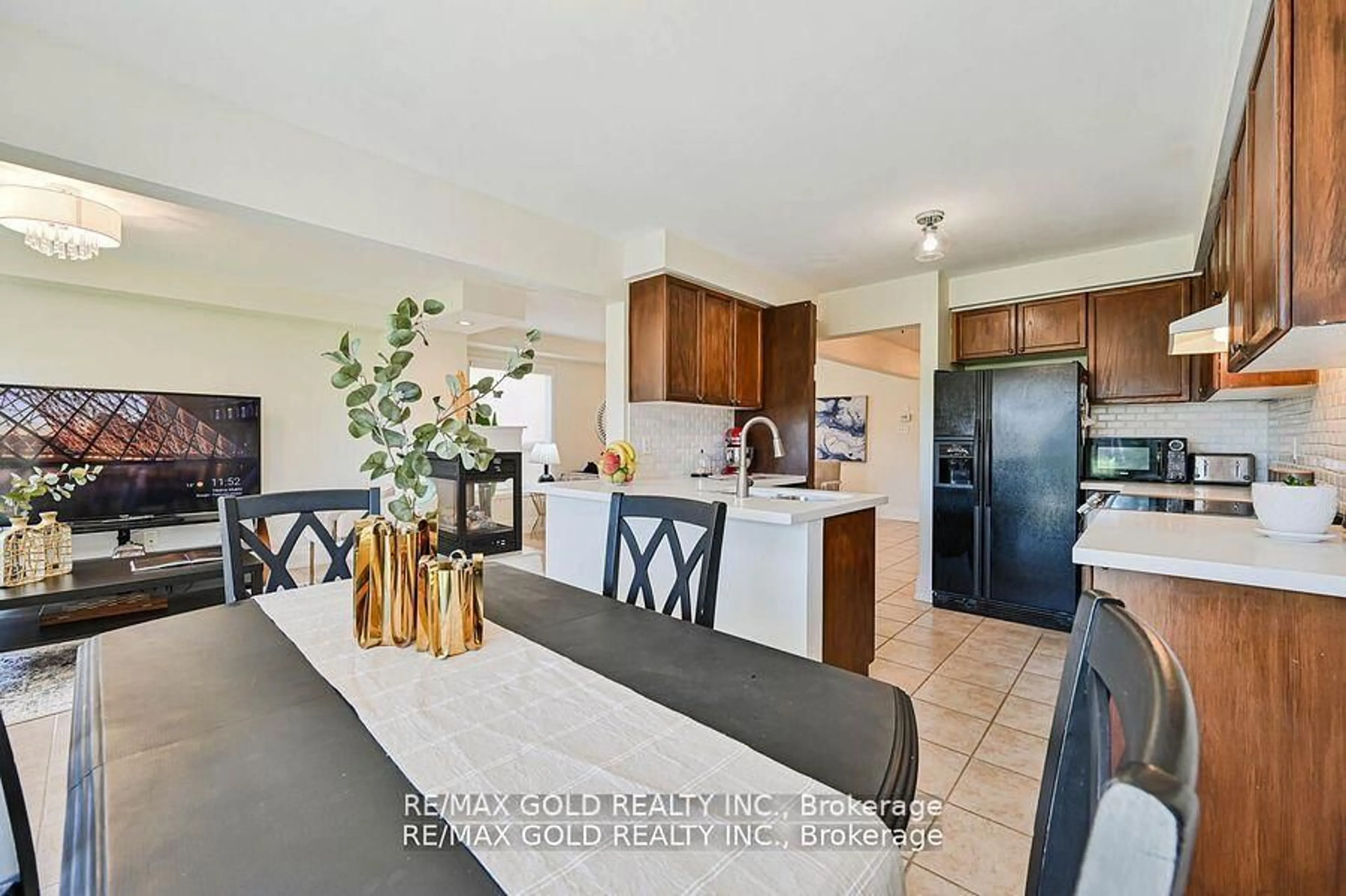 Open concept kitchen, ceramic/tile floor for 8 Willow Park Dr, Brampton Ontario L6R 2M9