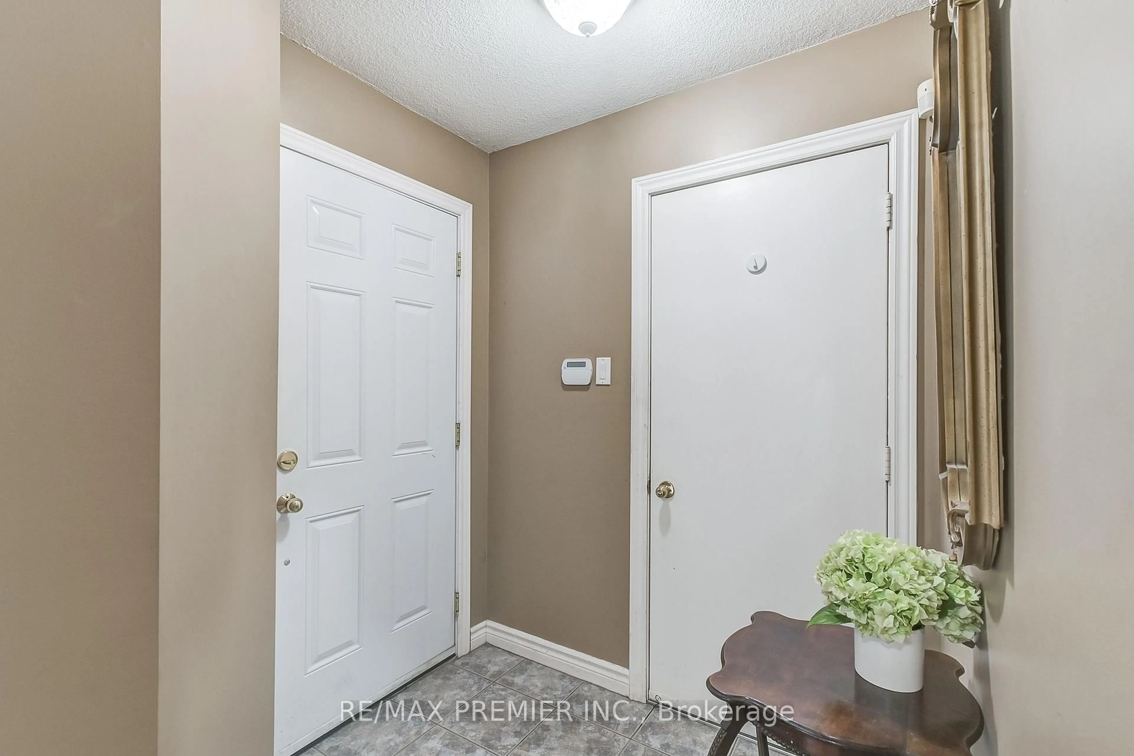 Indoor entryway for 3600 Colonial Dr #6, Mississauga Ontario L5L 5P5