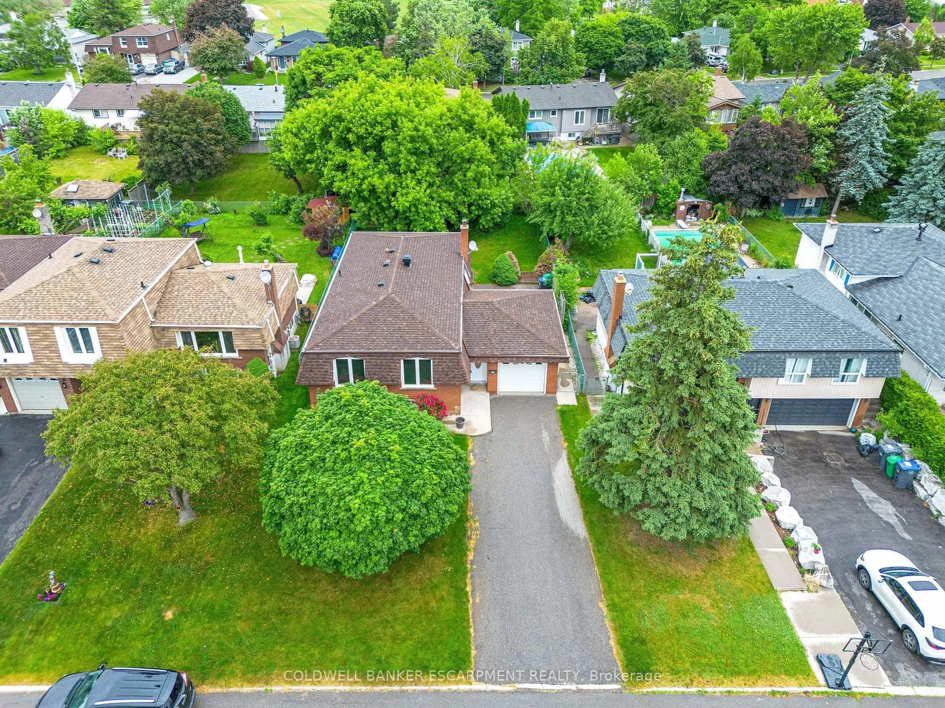 A pic from outside/outdoor area/front of a property/back of a property/a pic from drone, street for 37 Grassmere Cres, Brampton Ontario L6S 1C9