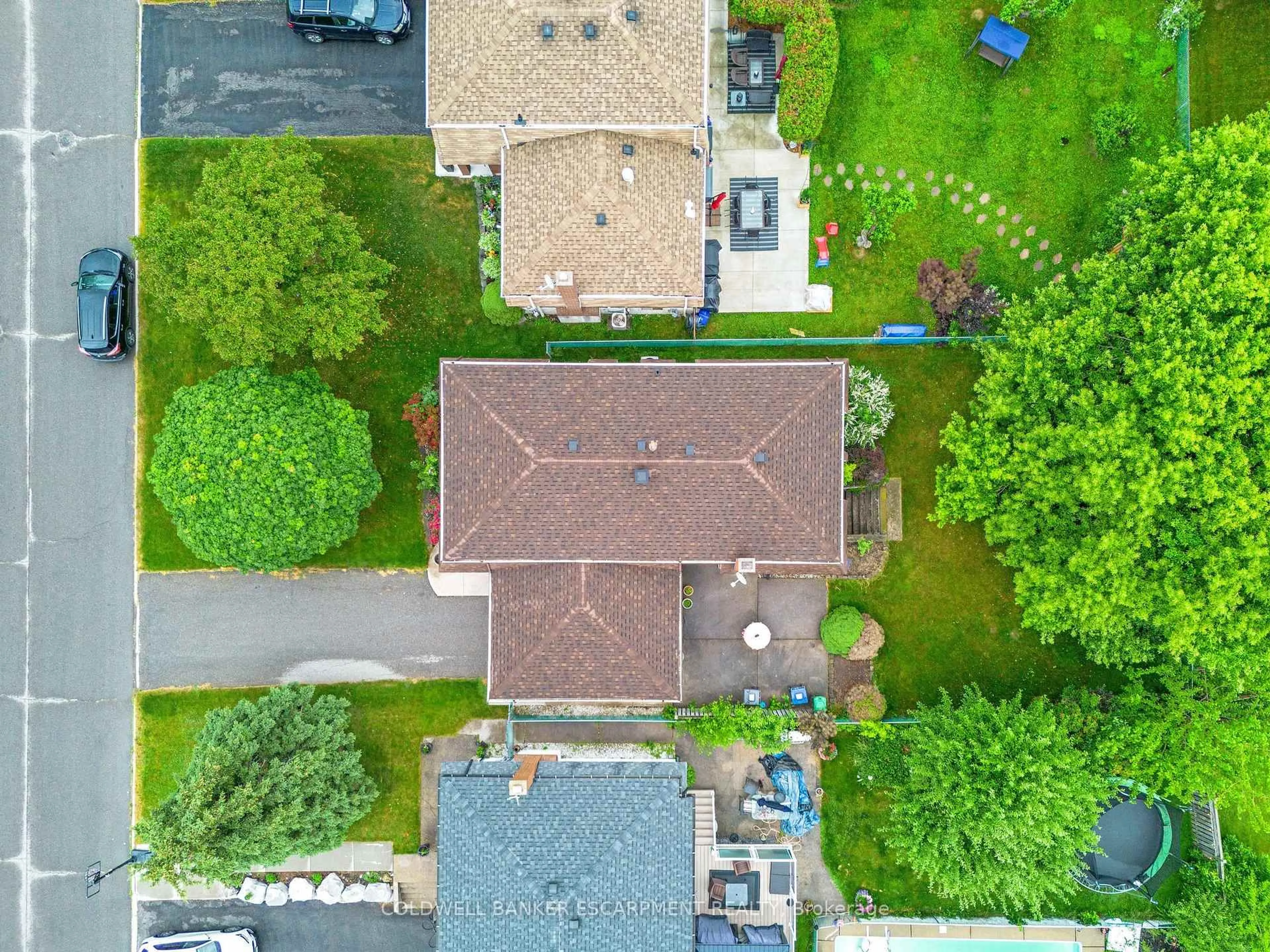 A pic from outside/outdoor area/front of a property/back of a property/a pic from drone, street for 37 Grassmere Cres, Brampton Ontario L6S 1C9