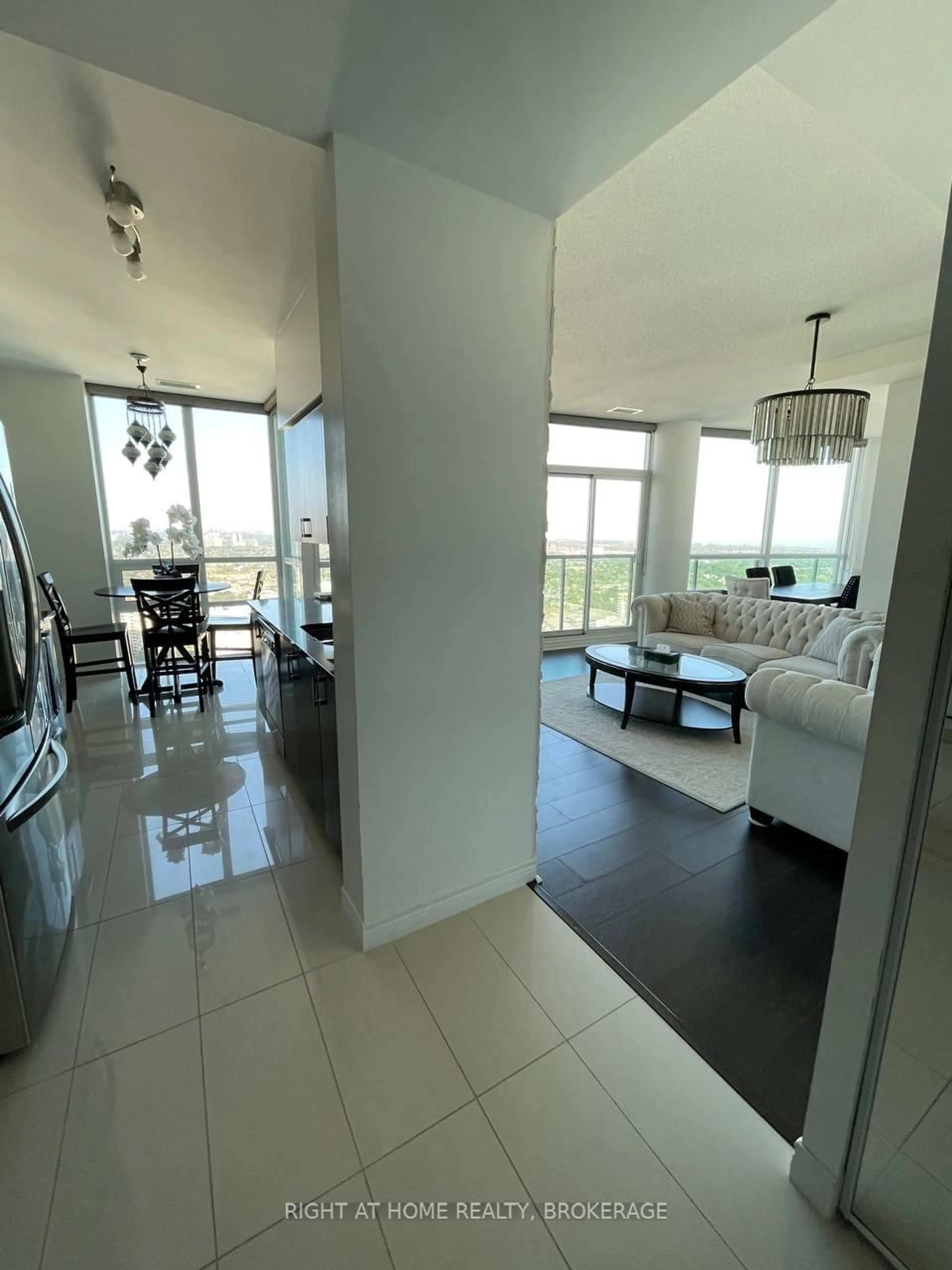 Indoor foyer for 208 Enfield Pl #PH101, Mississauga Ontario L5B 0G8