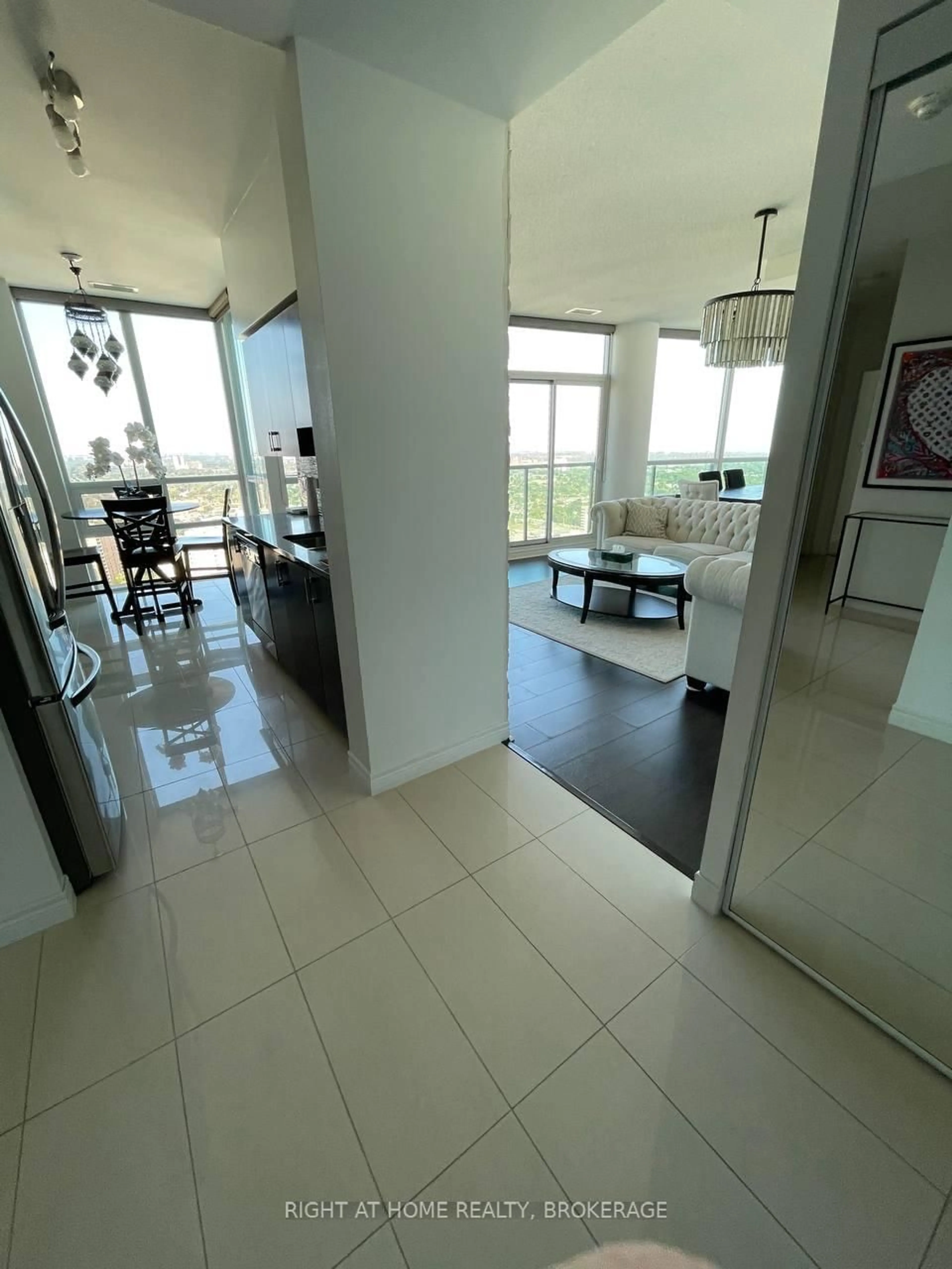 Indoor foyer for 208 Enfield Pl #PH101, Mississauga Ontario L5B 0G8