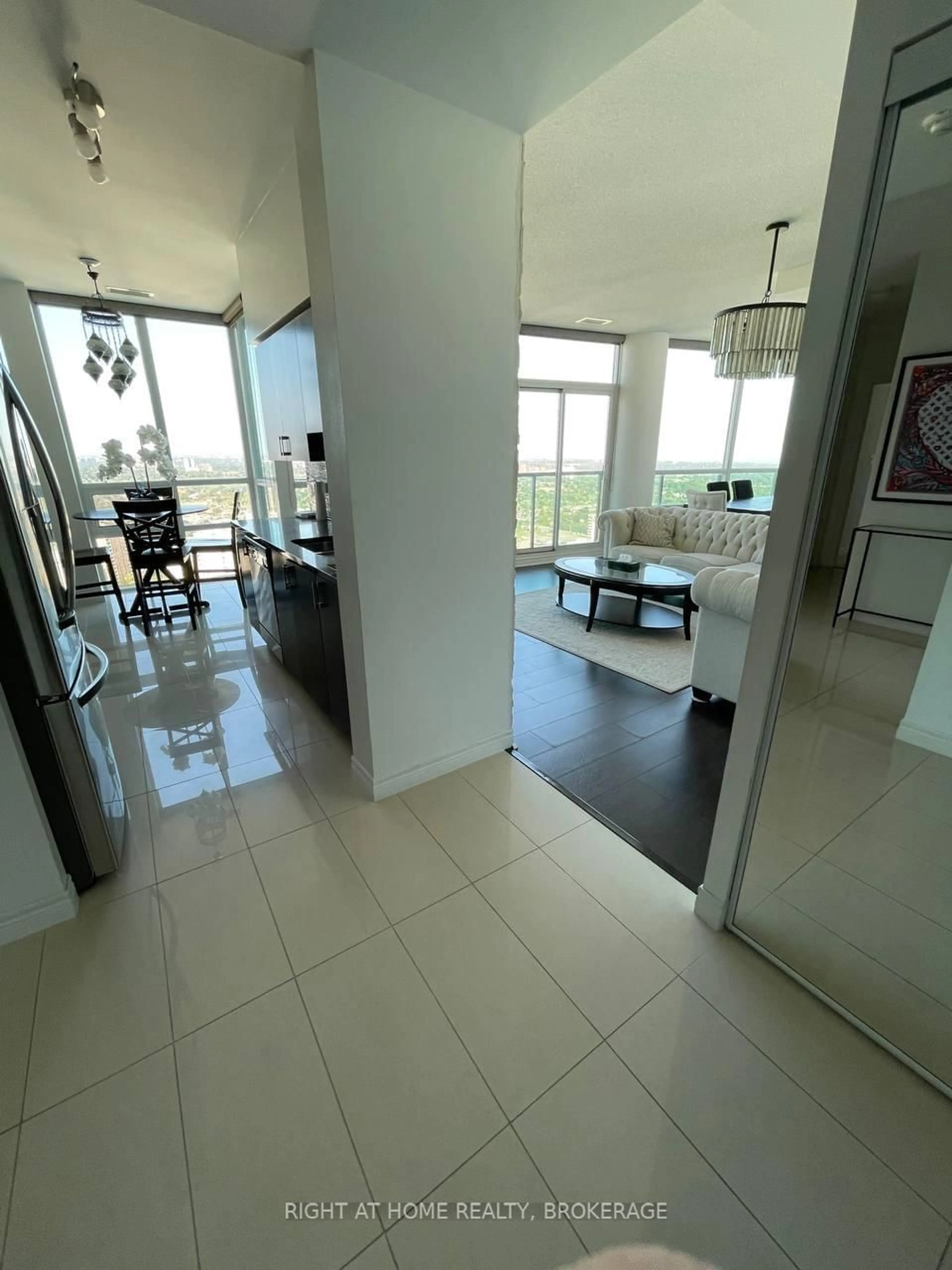 Indoor foyer for 208 Enfield Pl #PH101, Mississauga Ontario L5B 0G8
