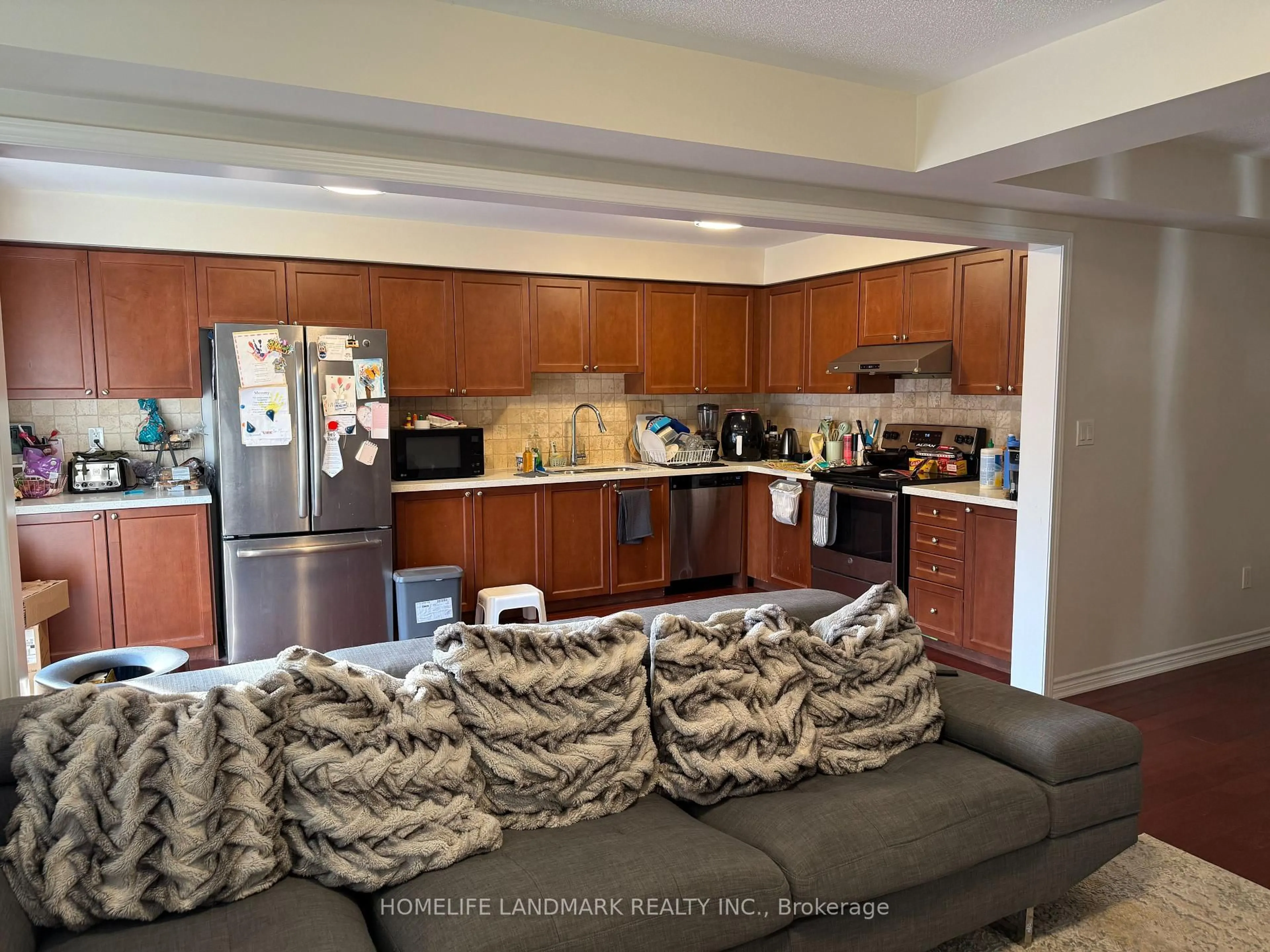 Open concept kitchen, unknown for 1588 Gainer Cres, Milton Ontario L9T 8Y3