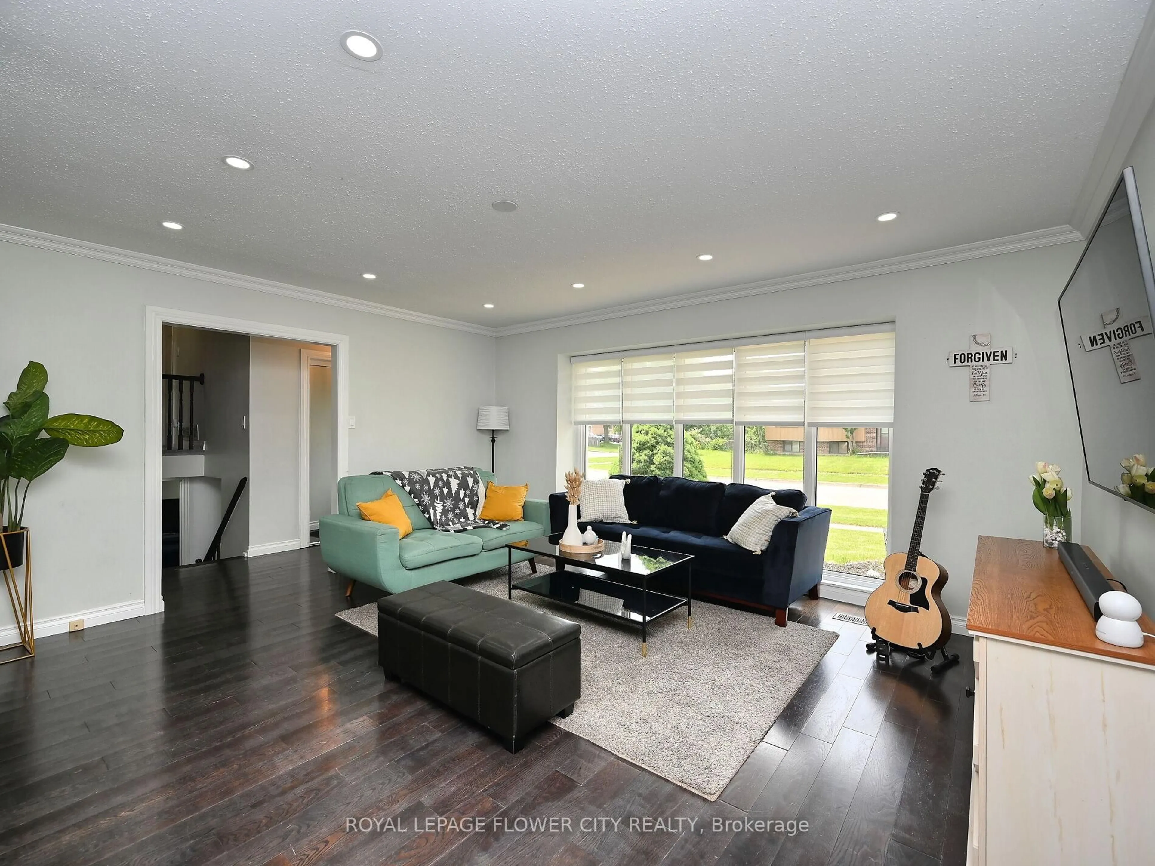 Living room with furniture, wood/laminate floor for 2 Aintree Cres, Brampton Ontario L6T 2T1