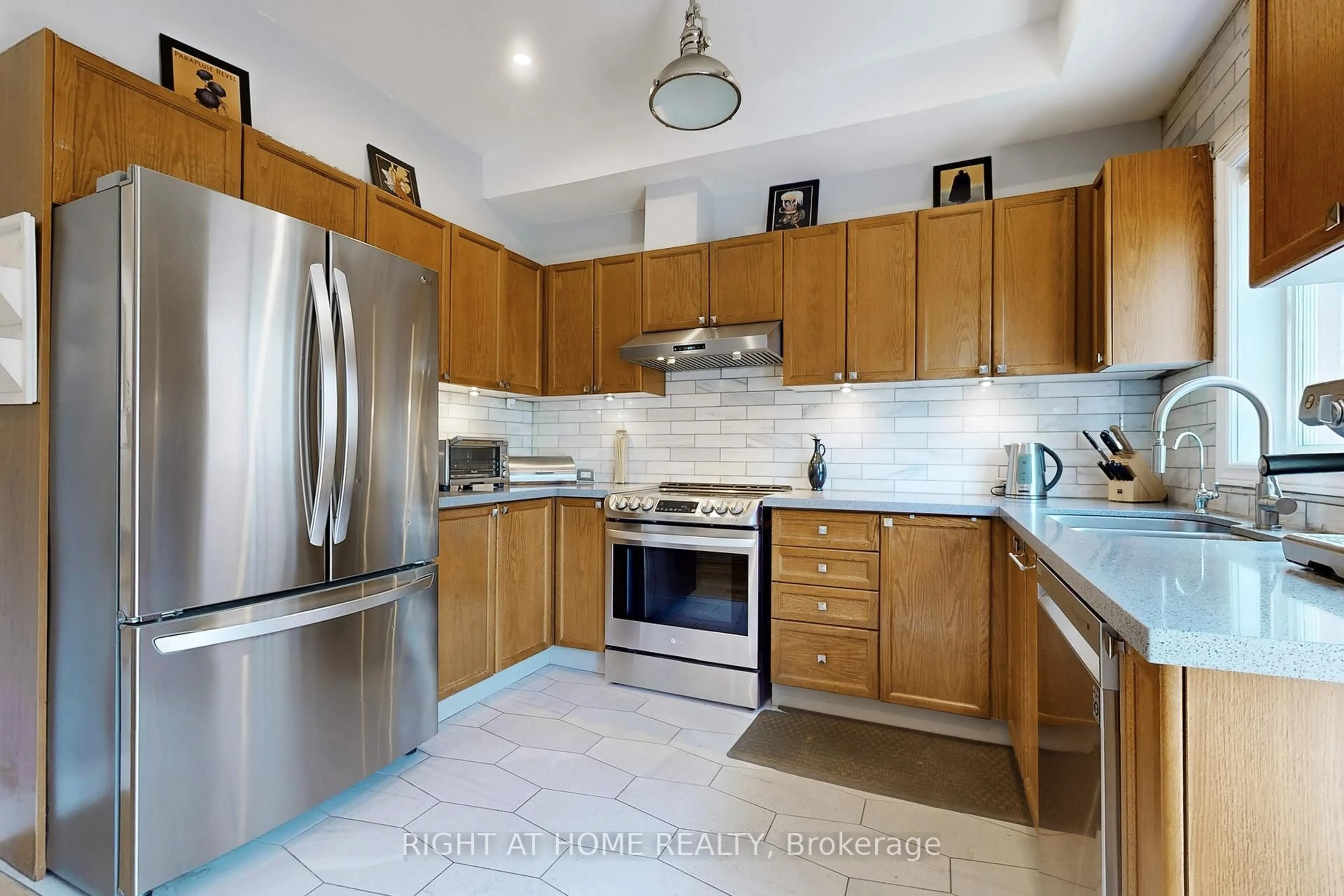 Unknown for 6 Grogan Mews, Toronto Ontario M6H 4J9