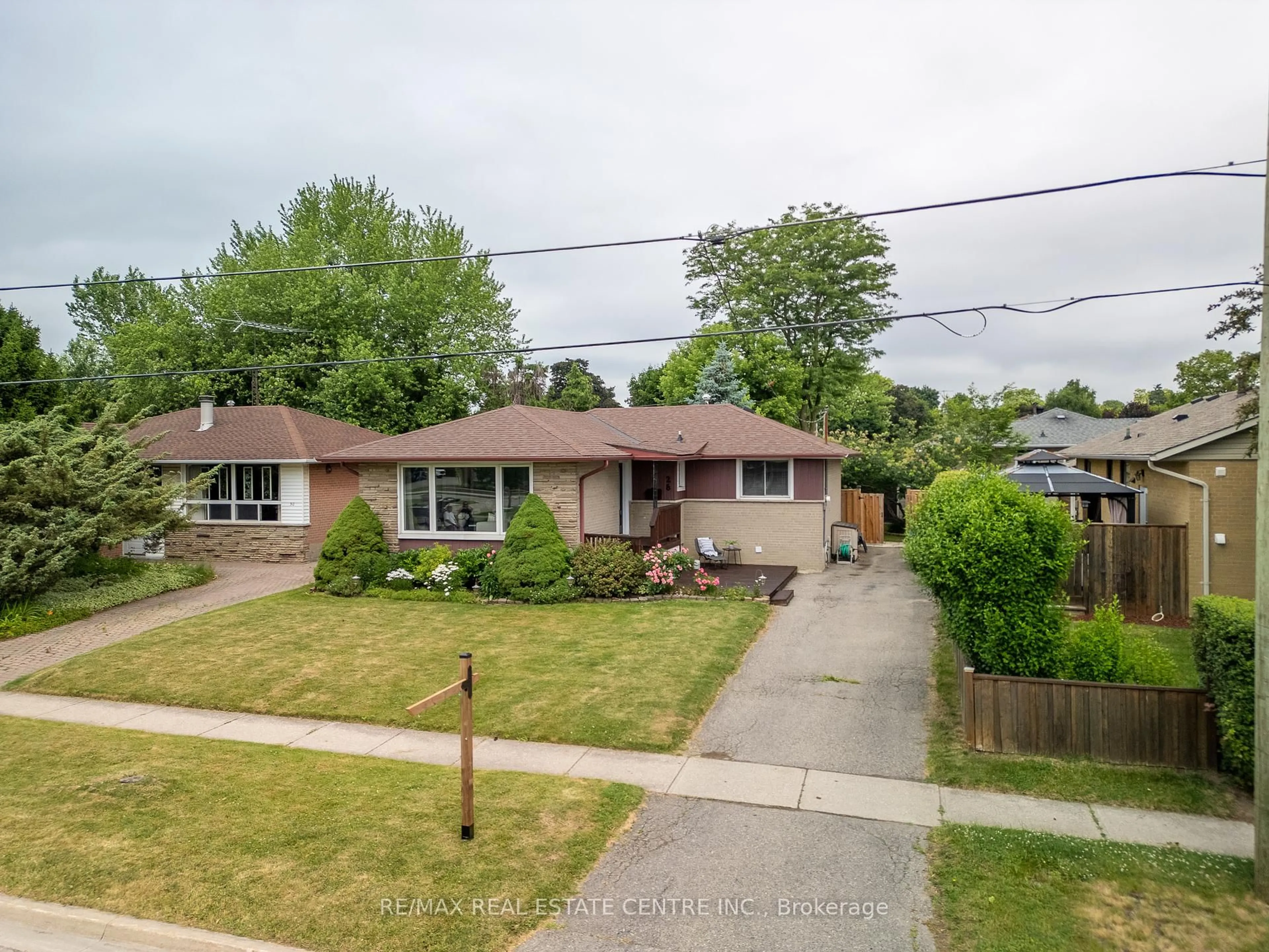 A pic from outside/outdoor area/front of a property/back of a property/a pic from drone, street for 28 Campbell Dr, Brampton Ontario L6X 2H7