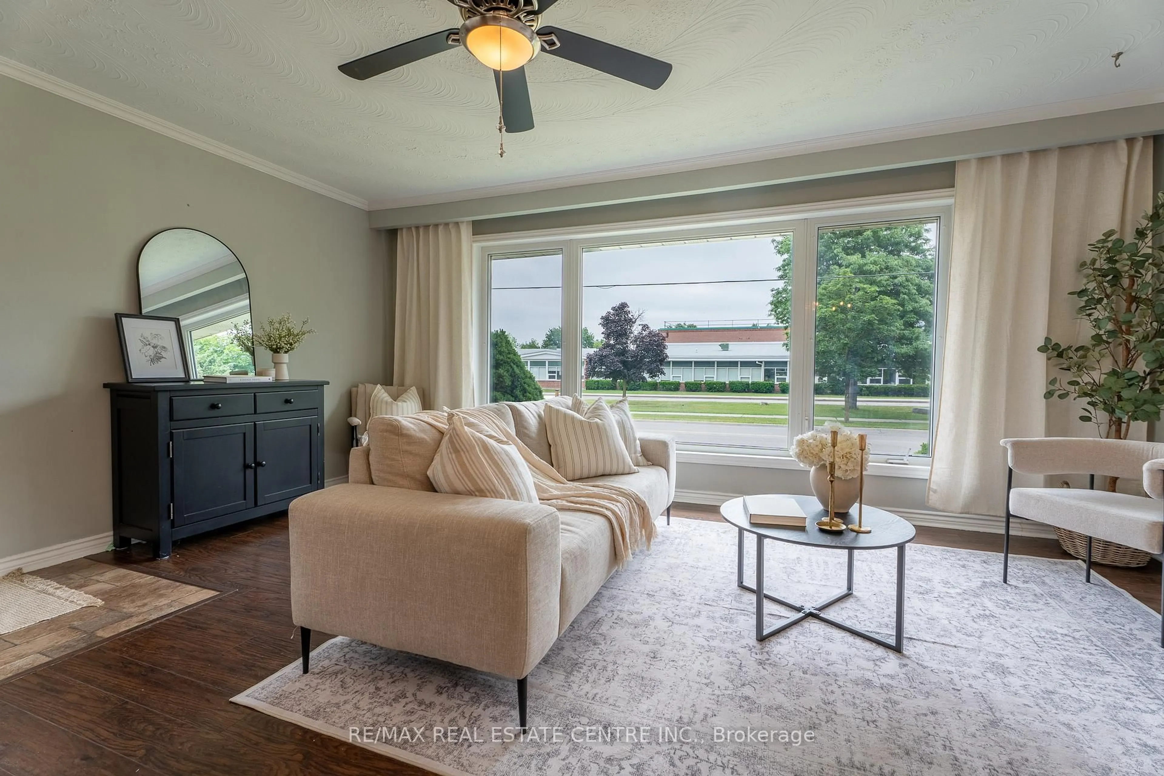 Living room with furniture, unknown for 28 Campbell Dr, Brampton Ontario L6X 2H7