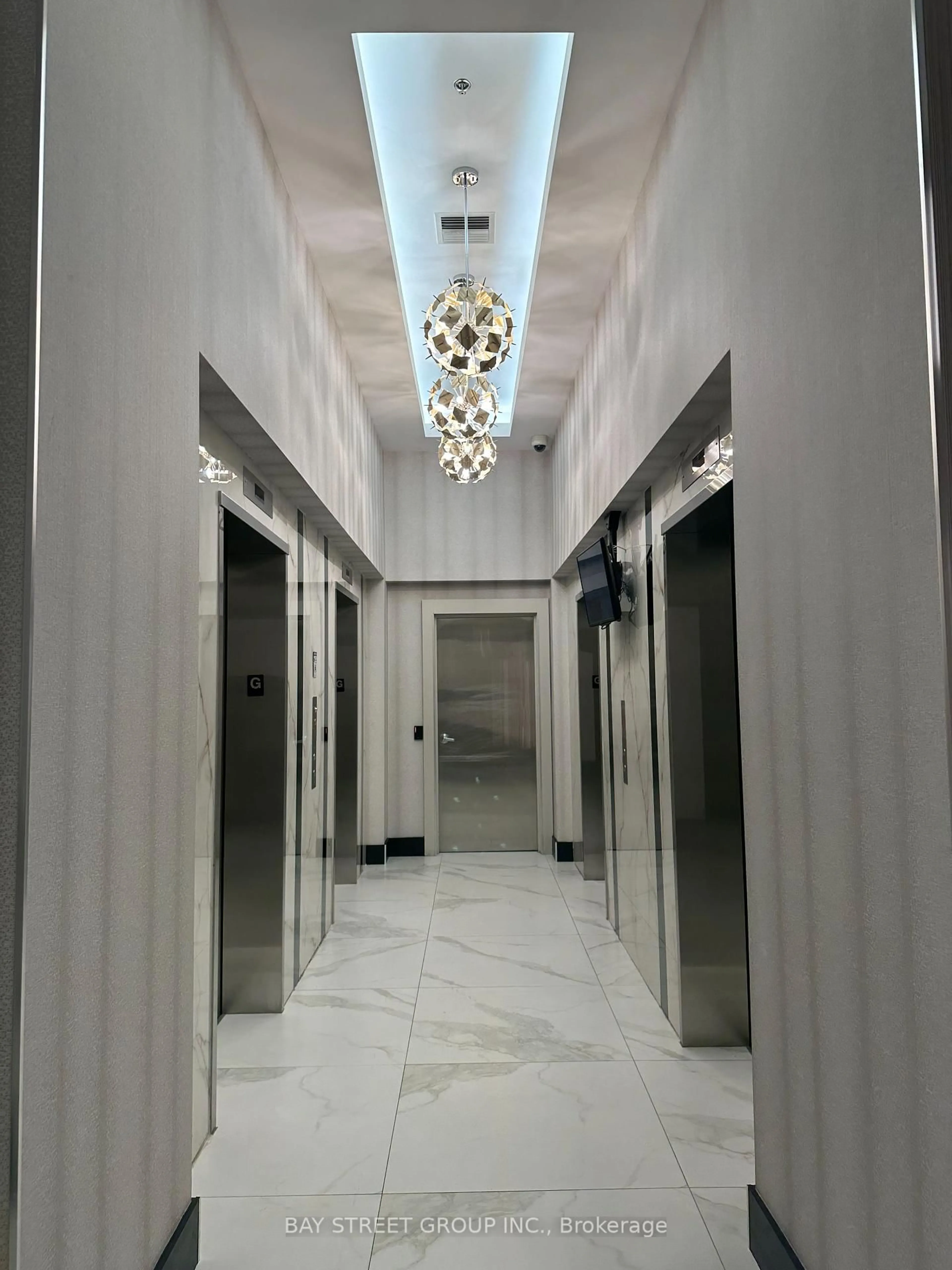 Indoor foyer for 4070 Confederation Pkwy #4106, Mississauga Ontario L5B 0E9