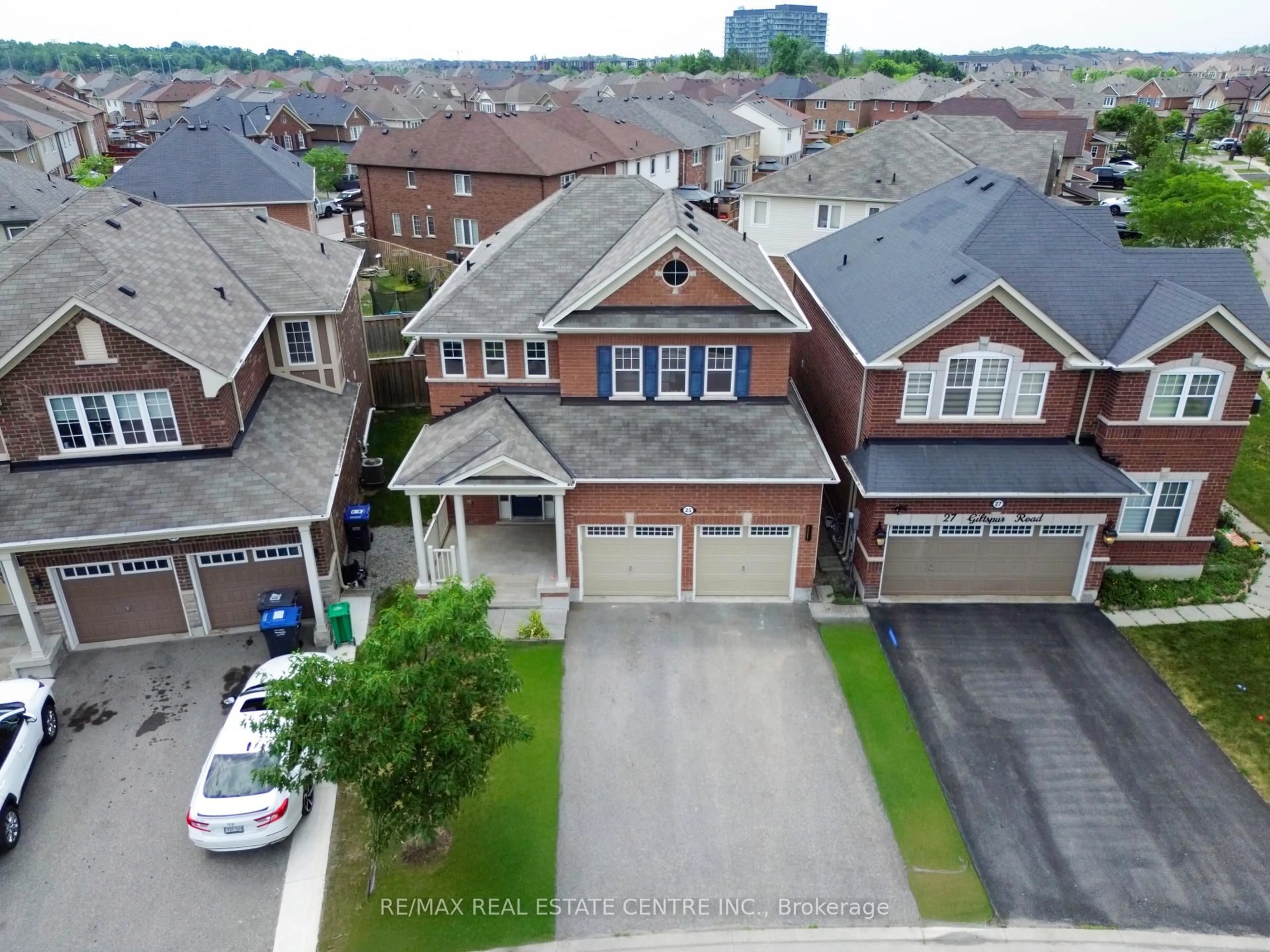 A pic from outside/outdoor area/front of a property/back of a property/a pic from drone, street for 25 Giltspur Dr, Brampton Ontario L7A 0G2