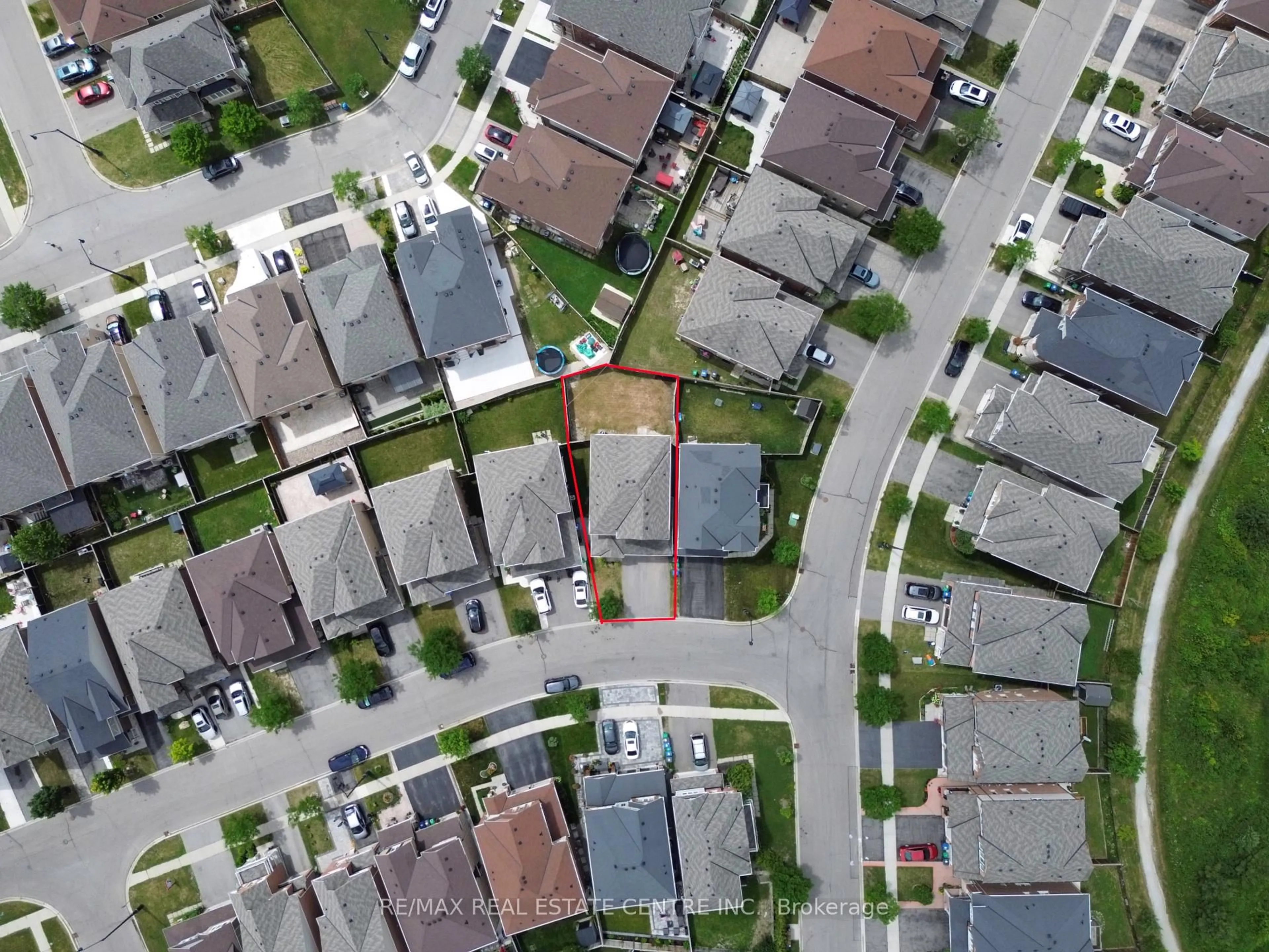 A pic from outside/outdoor area/front of a property/back of a property/a pic from drone, street for 25 Giltspur Dr, Brampton Ontario L7A 0G2