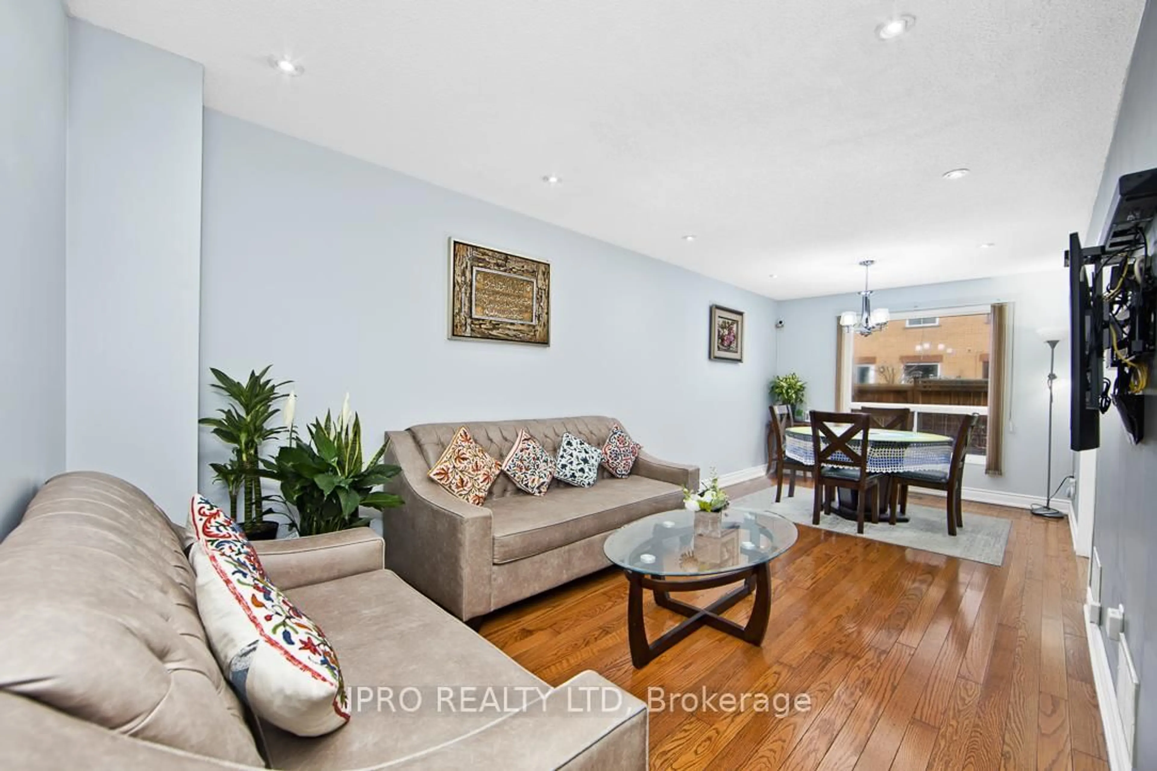 Living room with furniture, wood/laminate floor for 550 Steddick Crt #40, Mississauga Ontario L5R 3S8