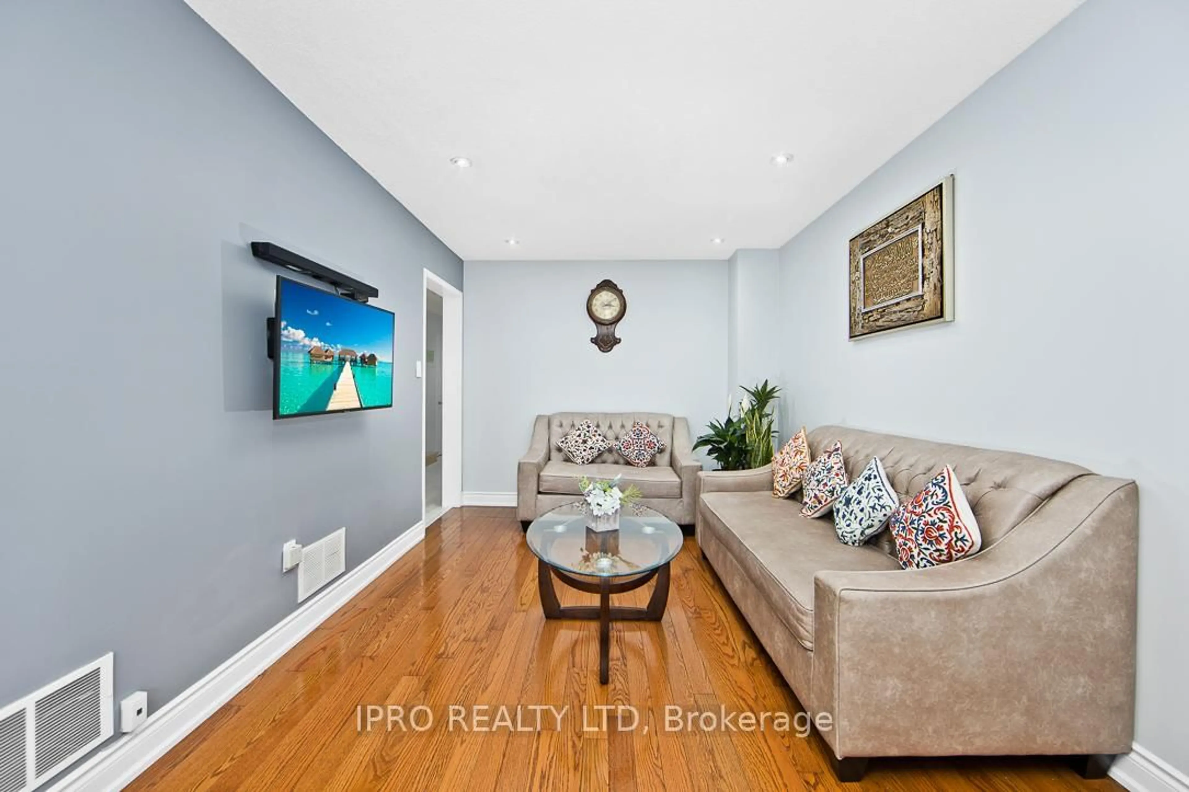 Living room with furniture, wood/laminate floor for 550 Steddick Crt #40, Mississauga Ontario L5R 3S8