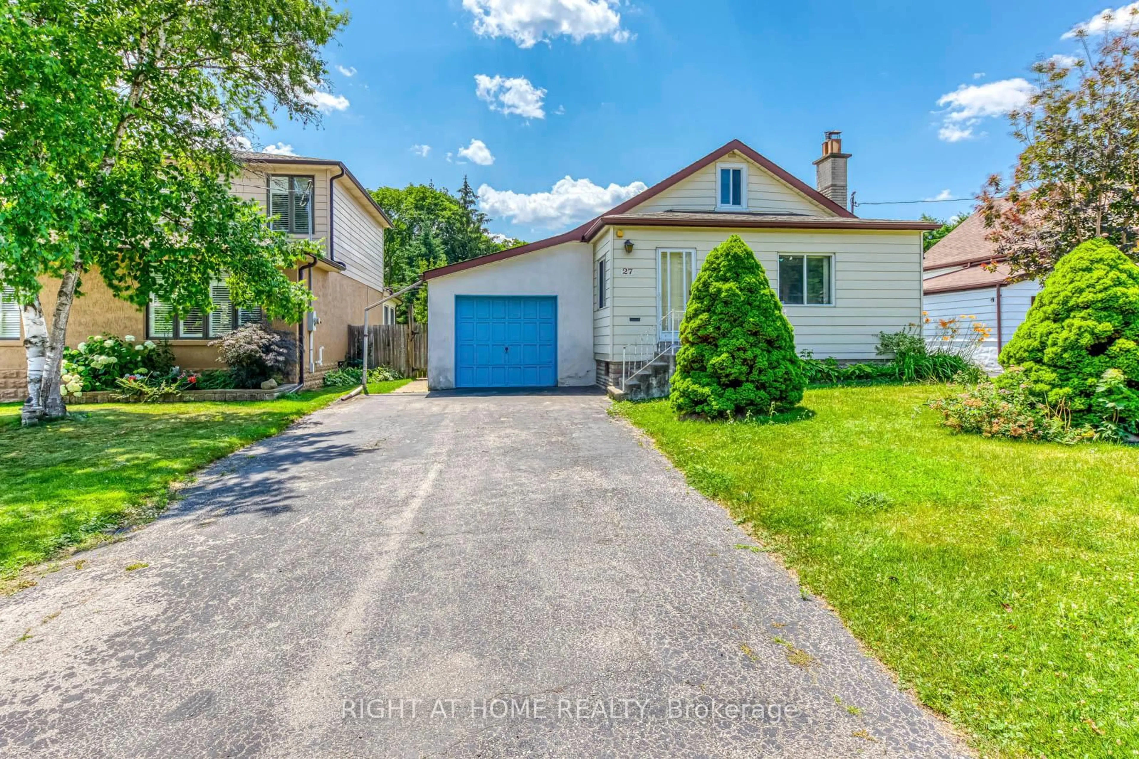 A pic from outside/outdoor area/front of a property/back of a property/a pic from drone, street for 27 Barker Ave, Toronto Ontario M9V 1E6