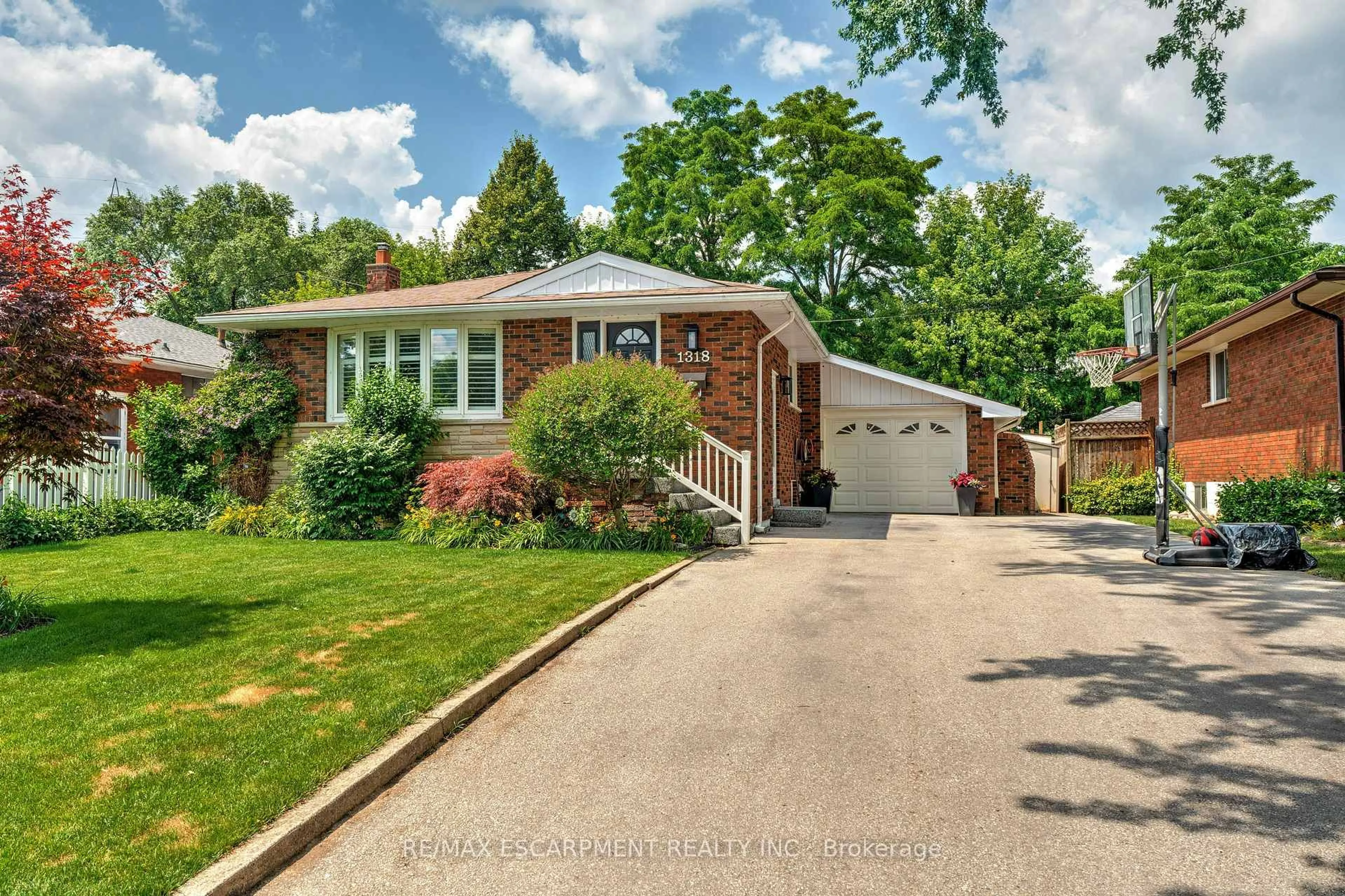 Home with brick exterior material, street for 1318 Rosemary Cres, Burlington Ontario L7P 2P4
