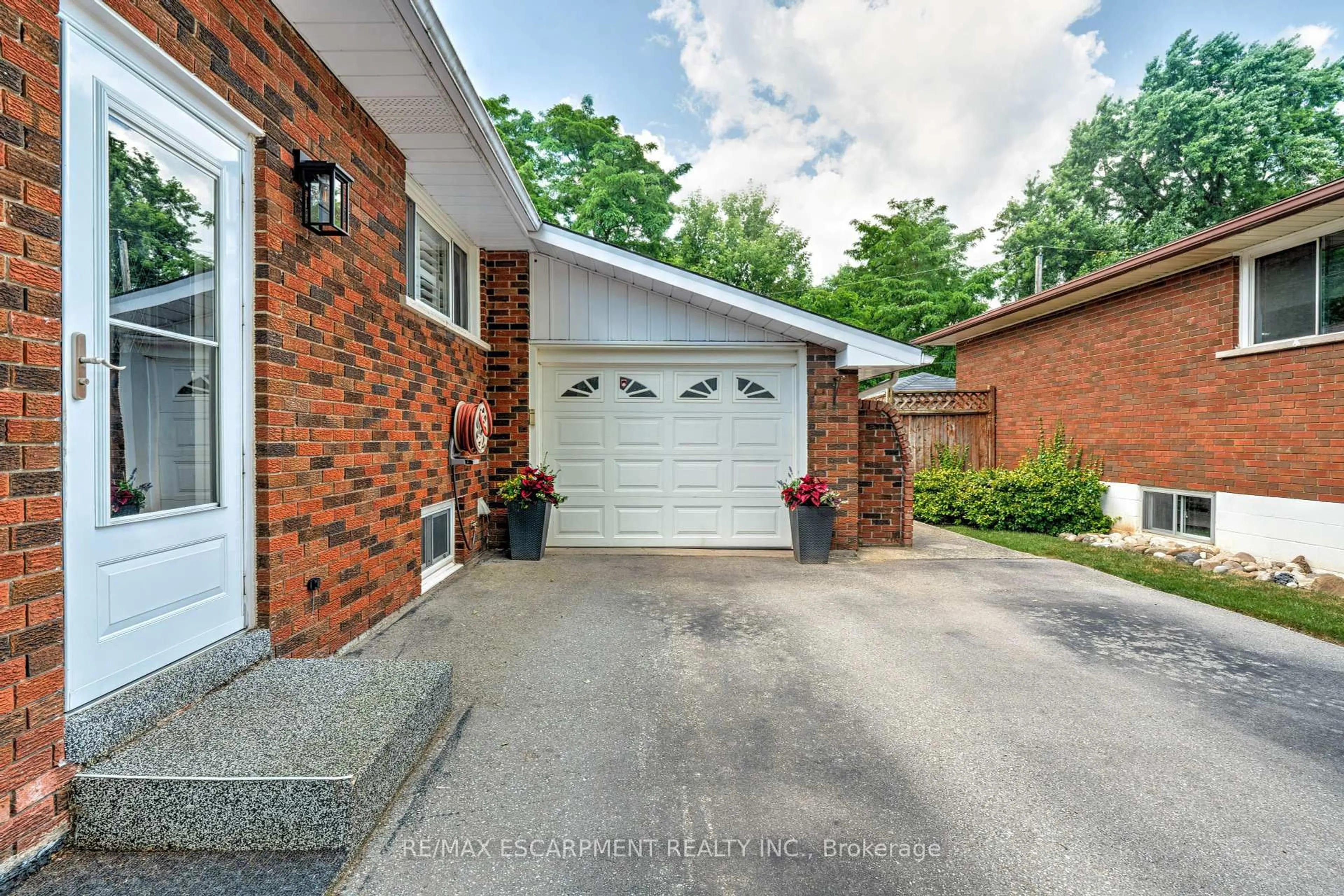 Home with brick exterior material, street for 1318 Rosemary Cres, Burlington Ontario L7P 2P4