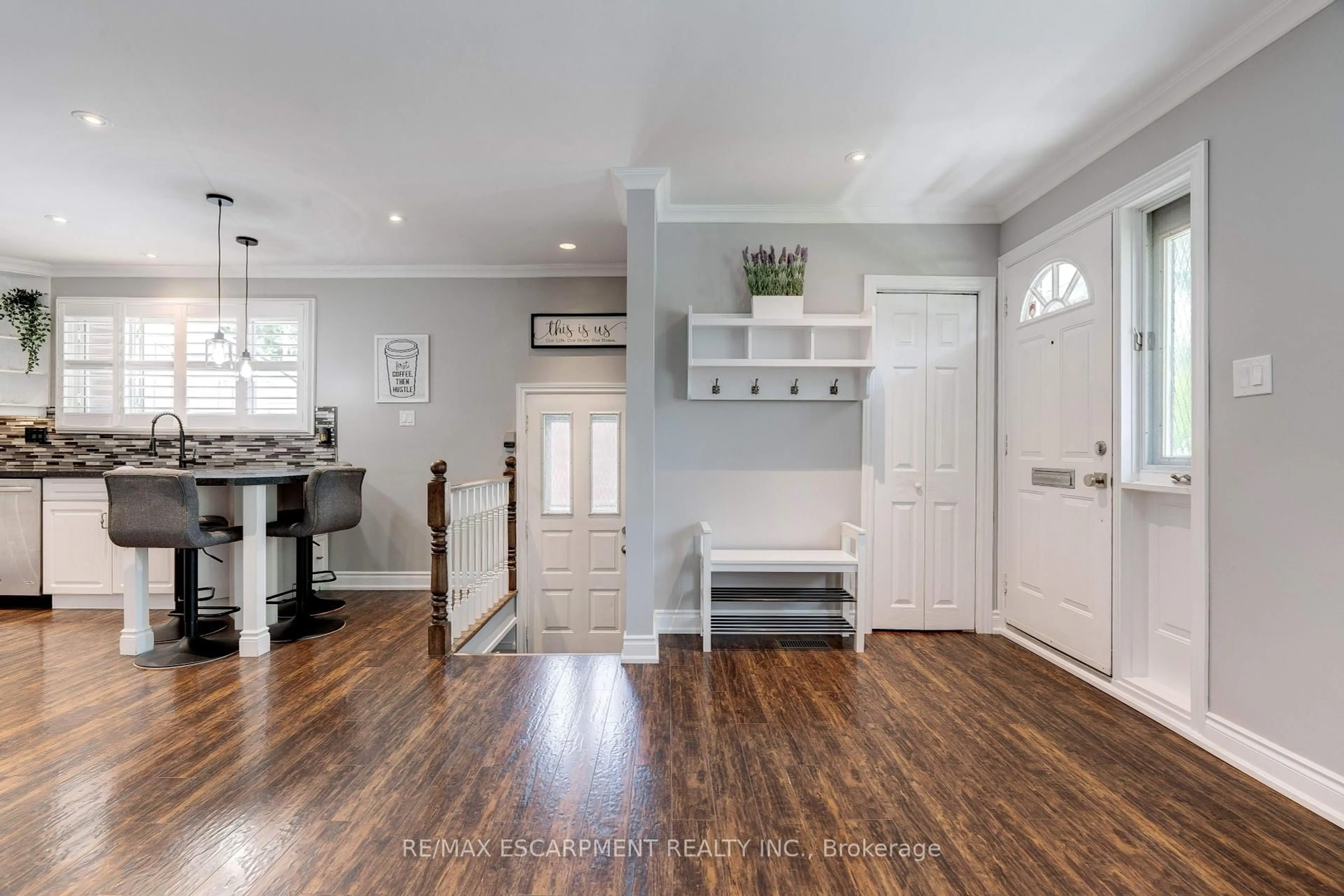 Indoor entryway for 1318 Rosemary Cres, Burlington Ontario L7P 2P4