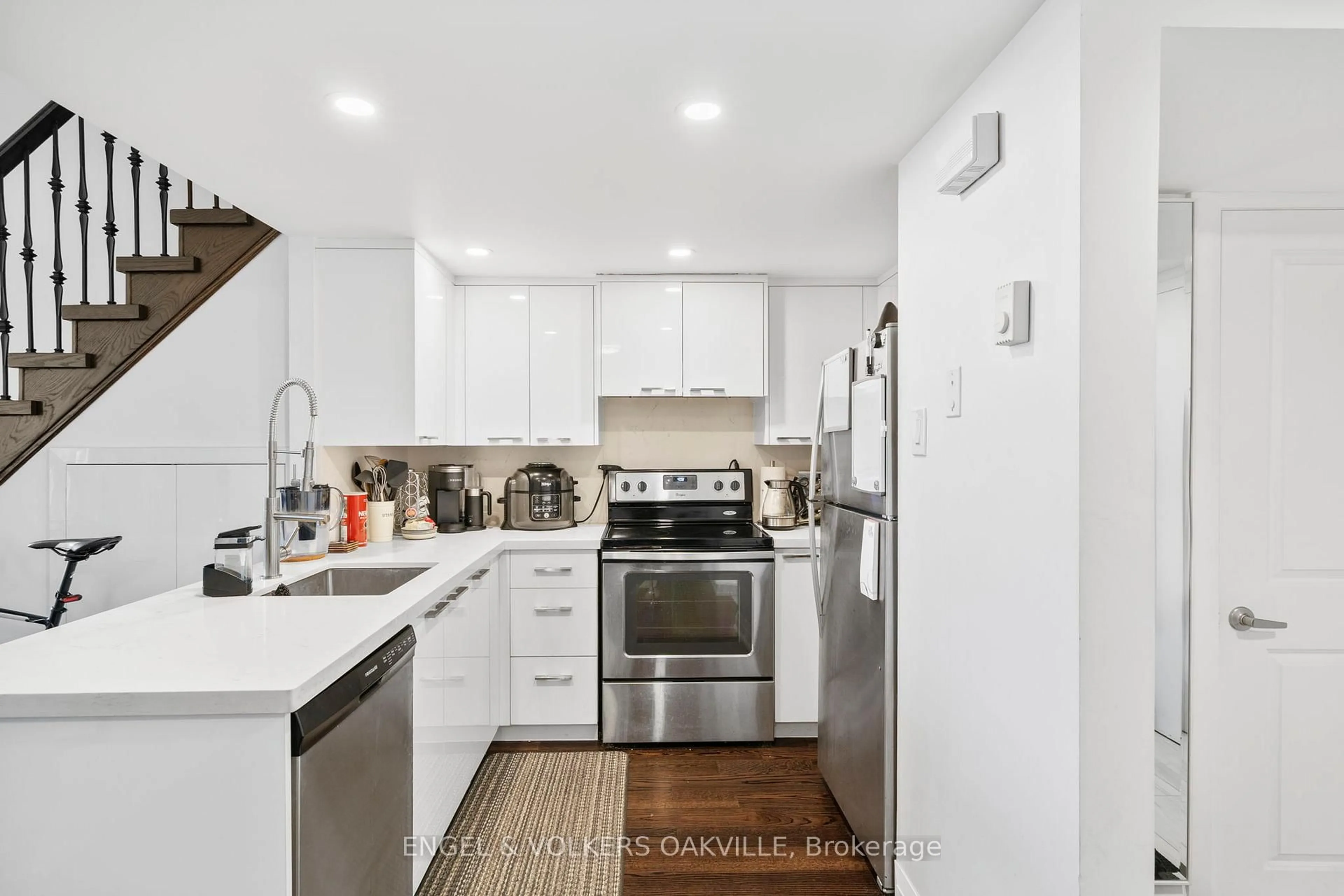 Open concept kitchen, ceramic/tile floor for 100 Bronte Rd #416, Oakville Ontario L6L 6L5
